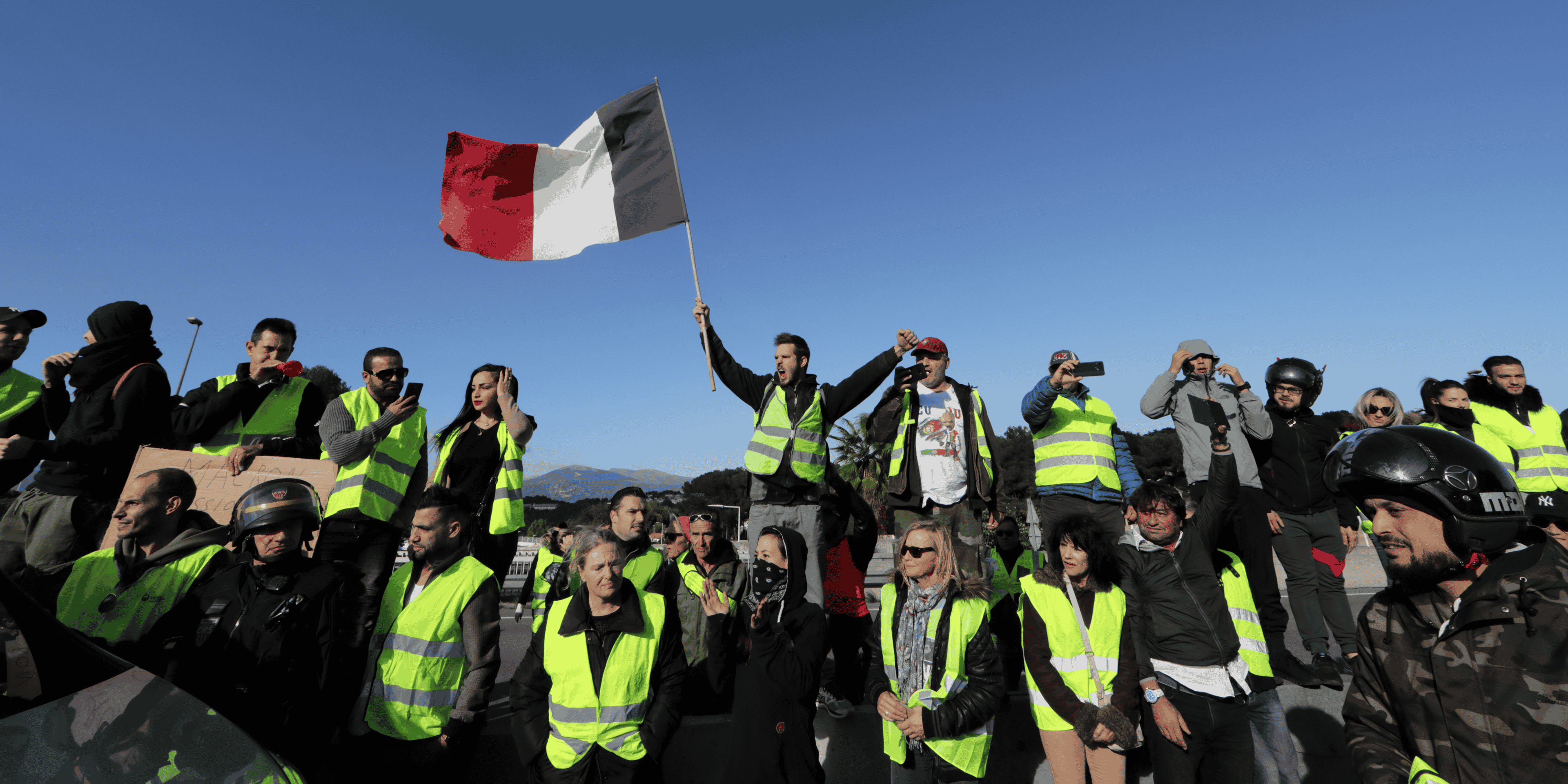 Gilets jaunes: un an apres, les braises couvent encore