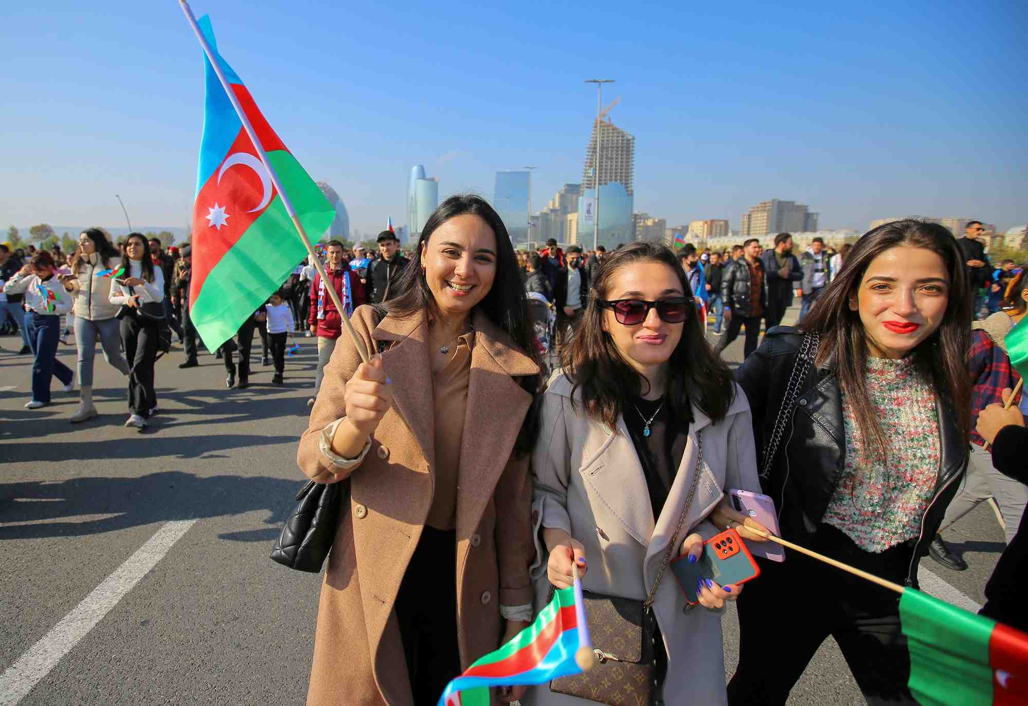 Des personnes participent a une marche pour marquer l'anniversaire de la fin du du dernier conflit militaire dans le territoire du haut-karabakh