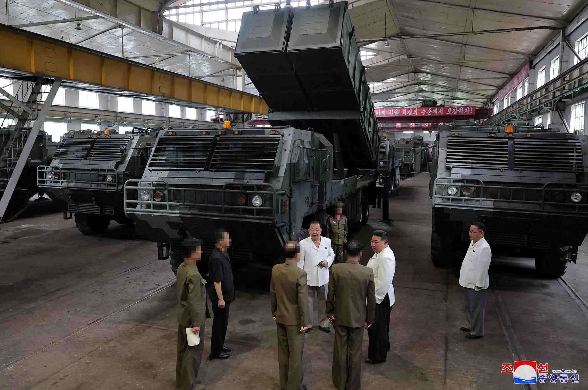 Le dirigeant nord-coreen kim jong un visite une usine militaire de coree du nord