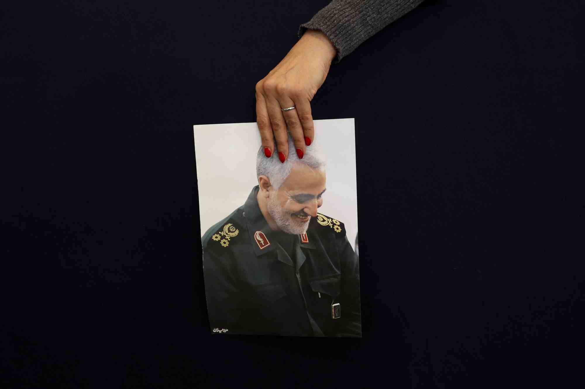 Photo d'archives: une femme iranienne tient une photo du general qassem souleimani a teheran