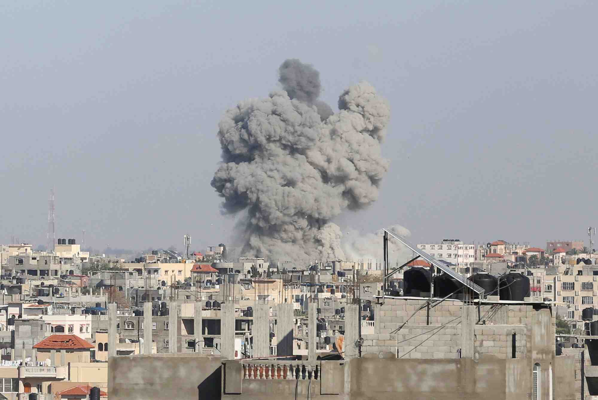 De la fumee s'eleve apres une violente frappe israelienne a rafah