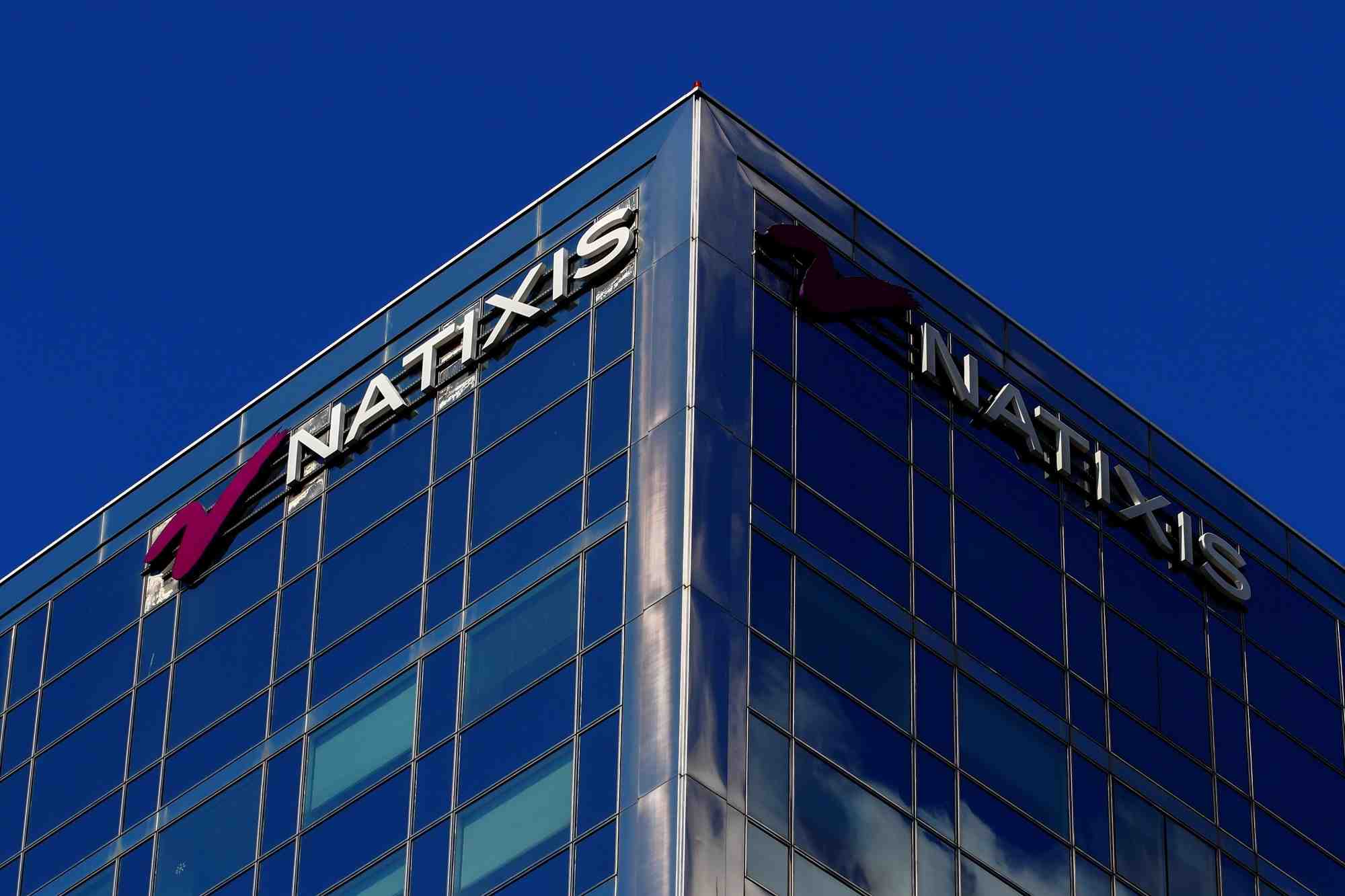 Le logo de natixis sur l'un de ses batiments a paris