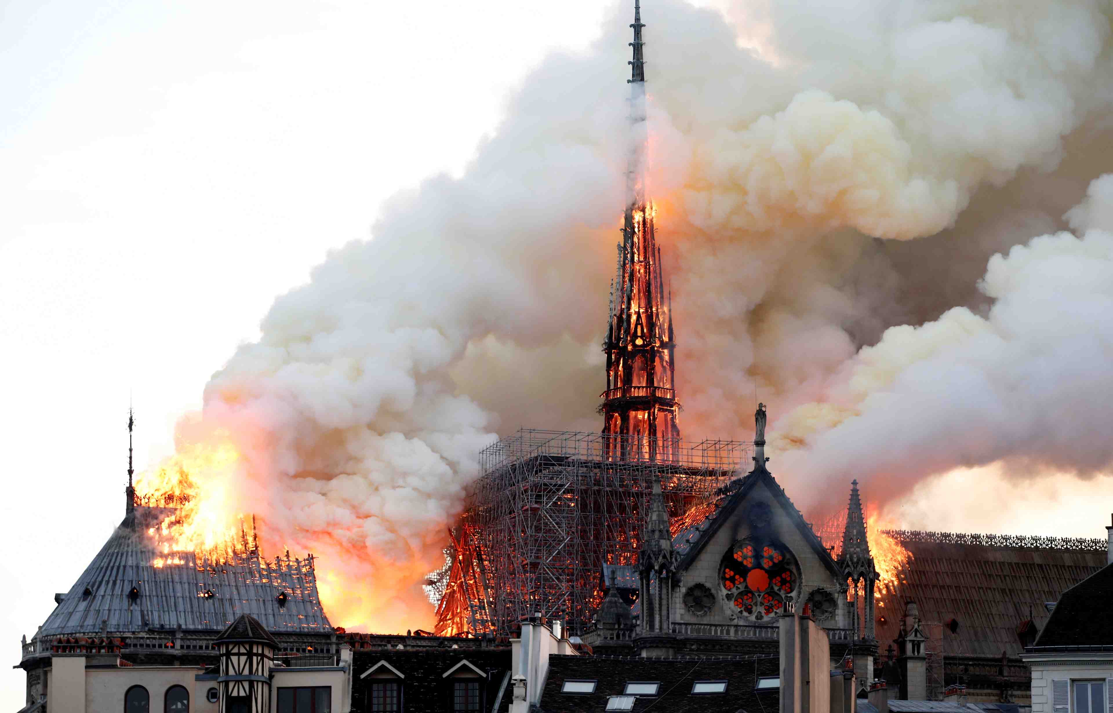 Vaste incendie a notre-dame de paris, qui s'effondre en partie