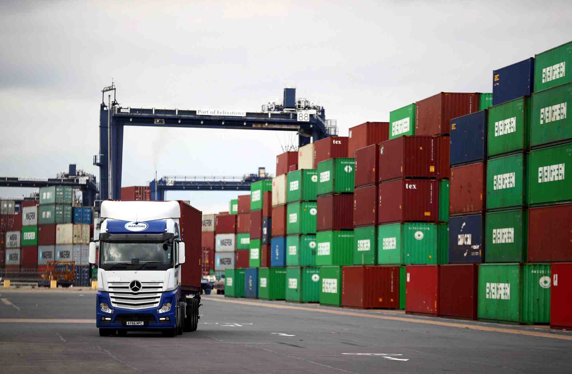 Grande-bretagne: les dockers du plus grand port de fret anglais vont entamer une greve