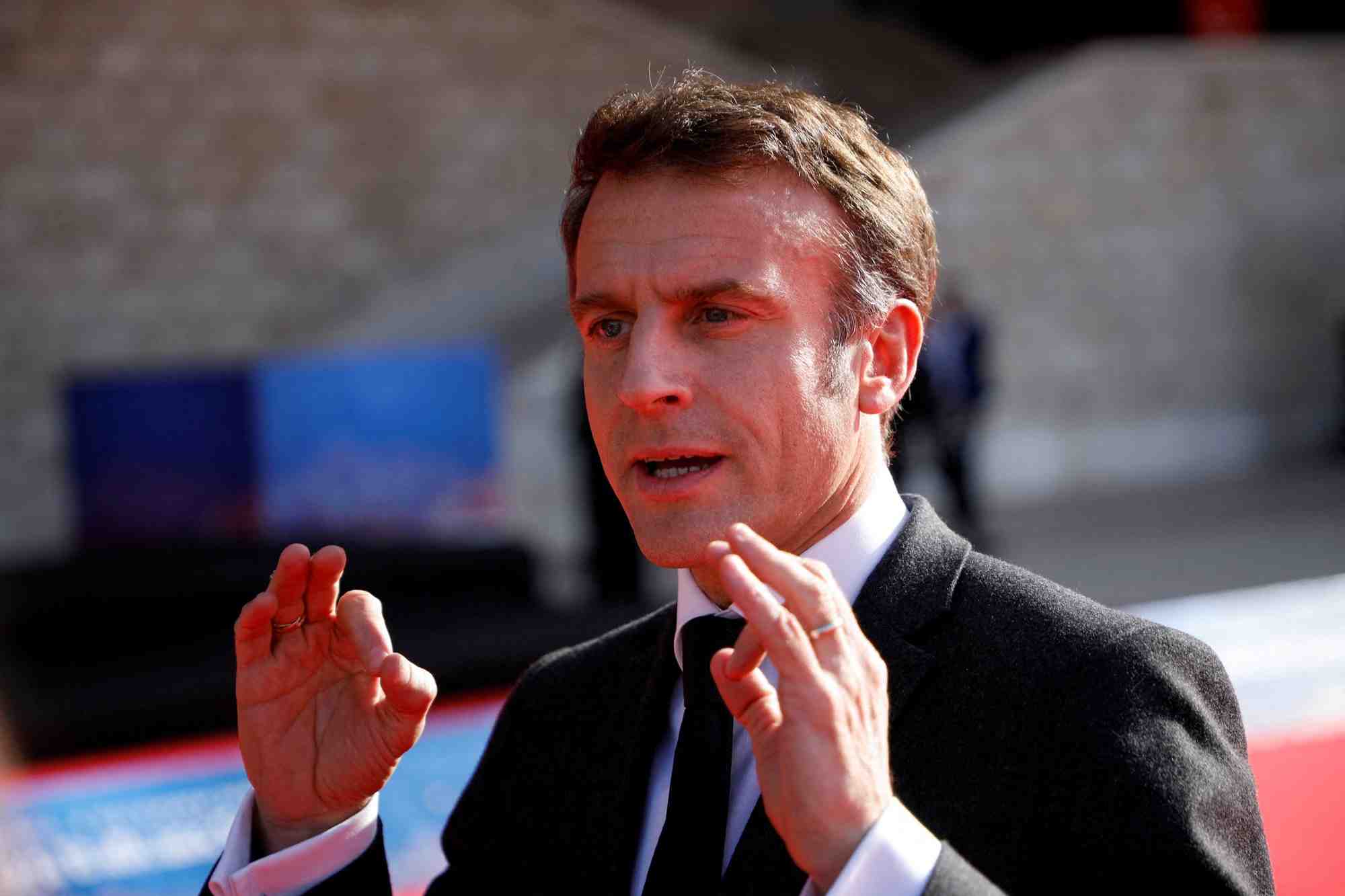 Le president francais emmanuel macron arrivant au sommet ue-balkans occidentaux