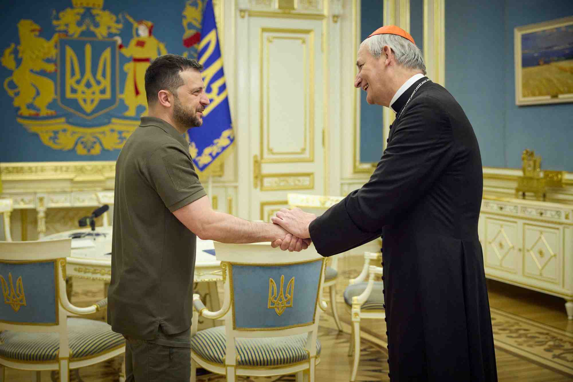 Le president ukrainien volodimir zelensky accueille l'emissaire du pape matteo zuppi, a kyiv, en ukraine