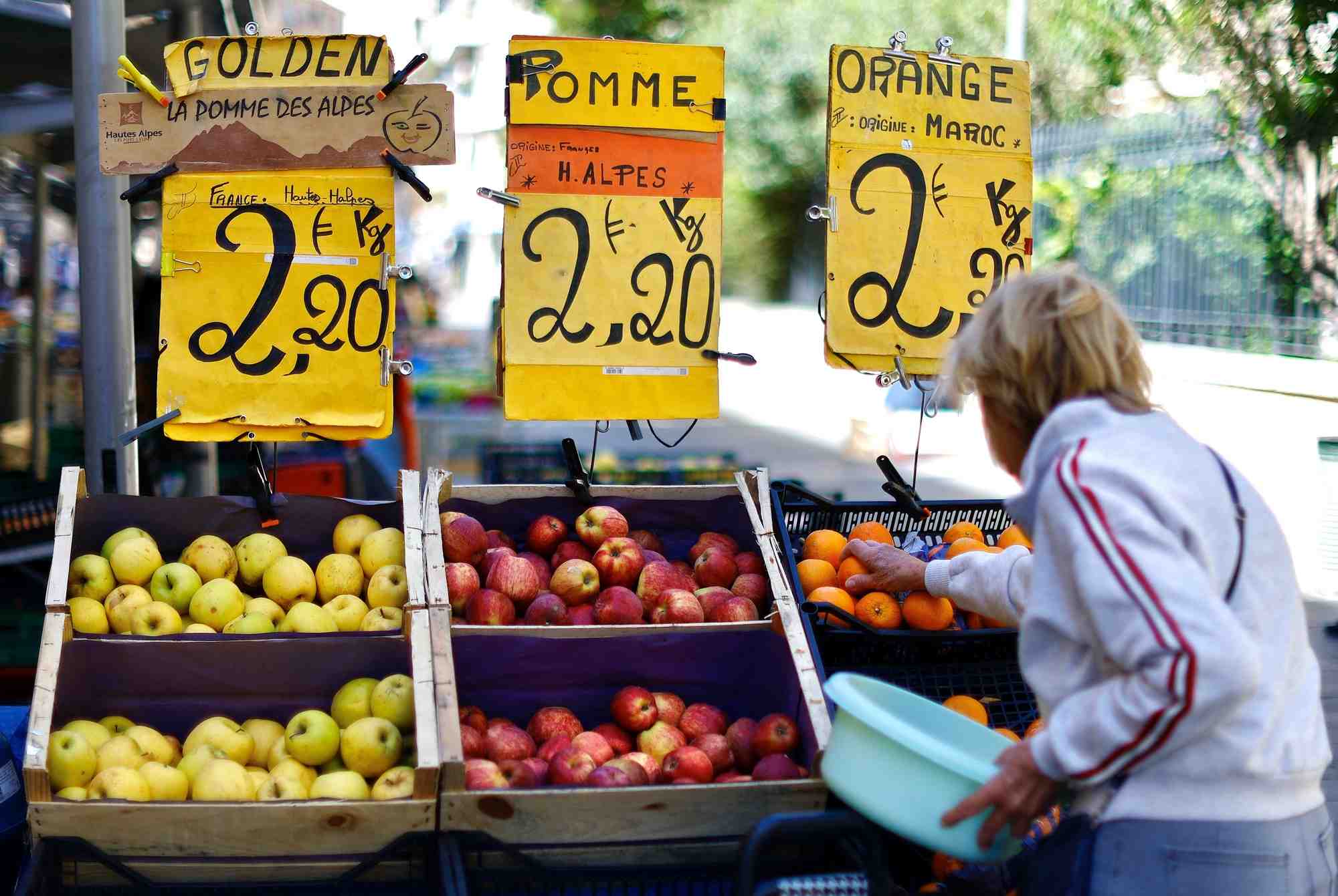 Une femme achete des fruits dans un marche local a nice