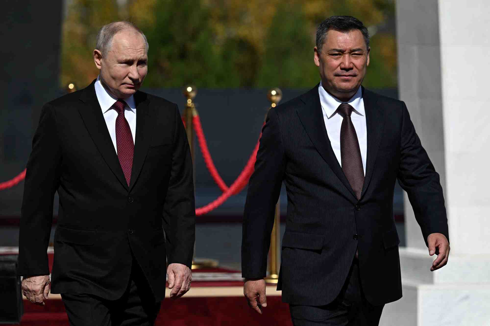 Vladimir poutine avec le president kirghize sadir djaparov