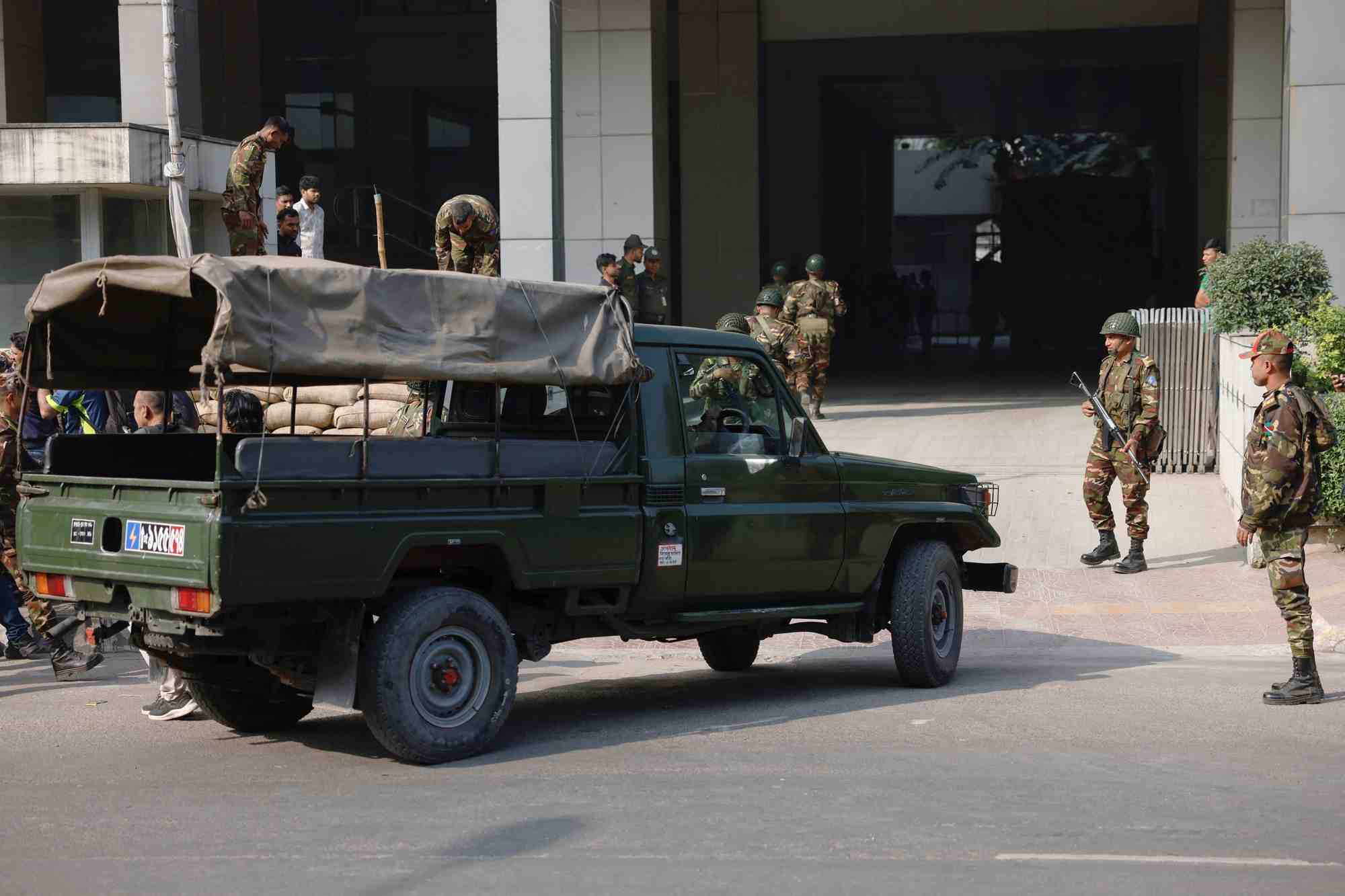 Des membres de l'armee bangladaise arrivent dans un camp temporaire afin d'aider l'administration civile pendant les elections generales a dhaka