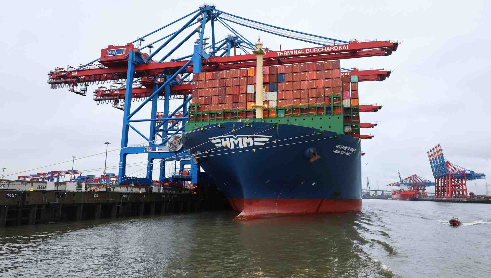 Un navire dans le port de hambourg en allemagne