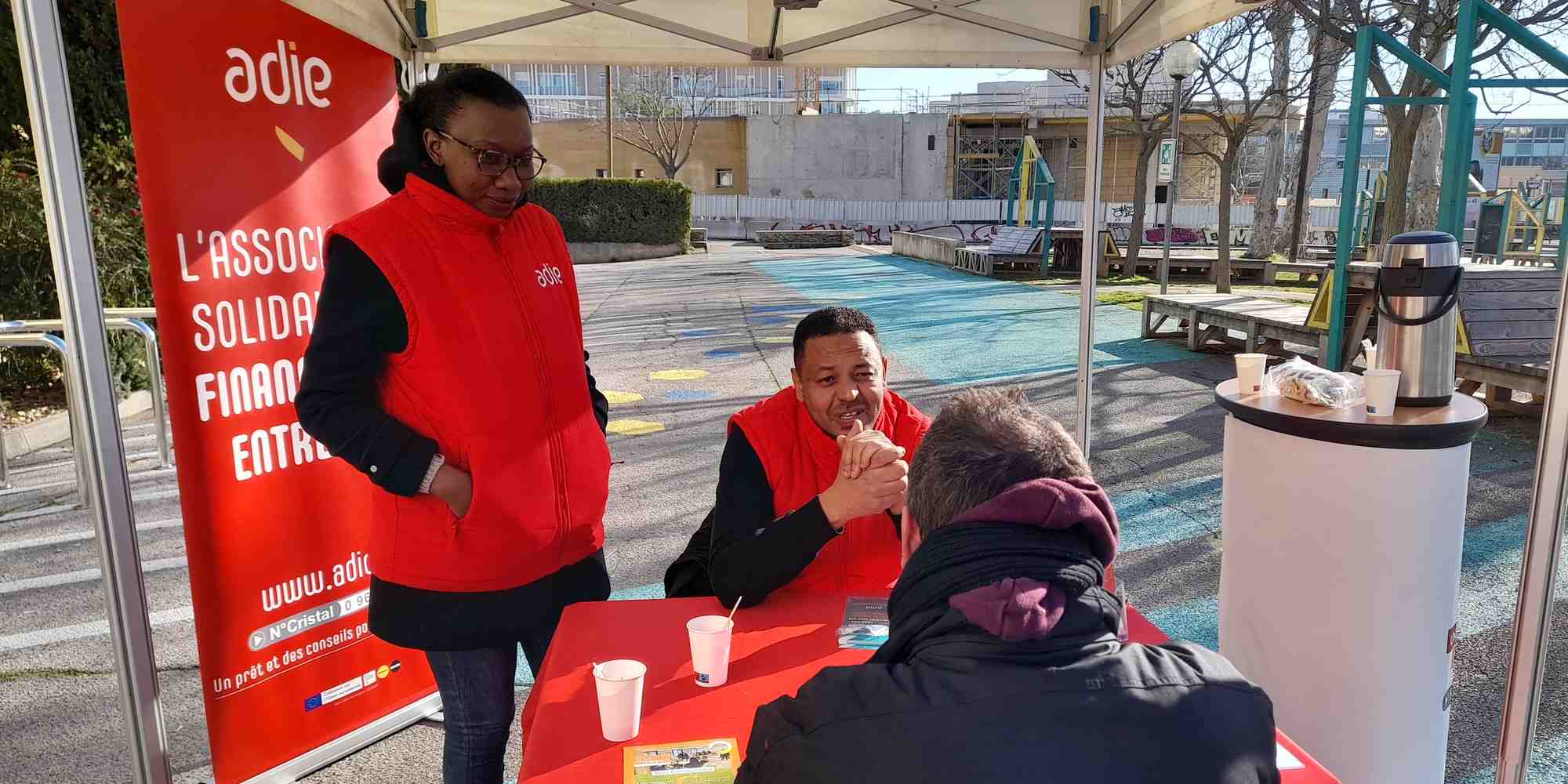 Nourdine Moubarik, conseiller Adie, et sa collègue installés dans le quartier montpelliérain de la Paillade, le 4 février 2025, à l'occasion de la semaine d'information sur l'entrepreneuriat (du 3 au 7 février 2025).