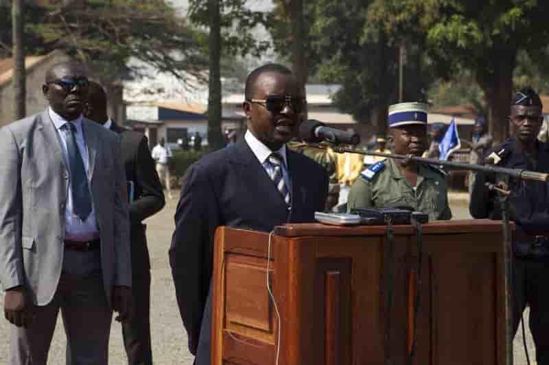 Le nouveau dirigeant centrafricain tape du poing sur la table
