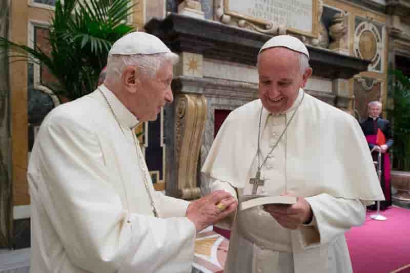 Rare apparition publique de l'ancien pape benoit xvi