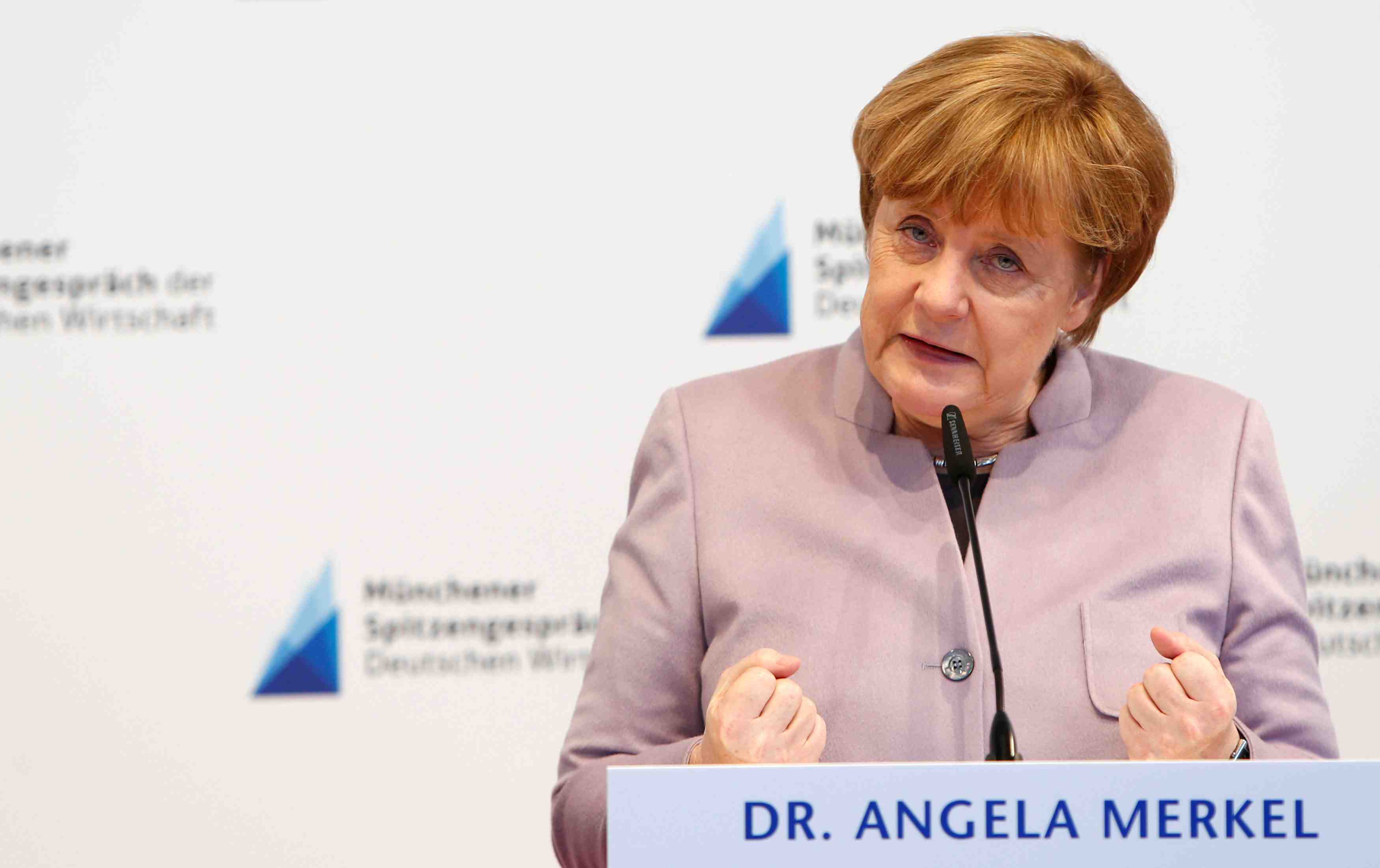 Merkel defend le libre-echange avant son entretien avec trump