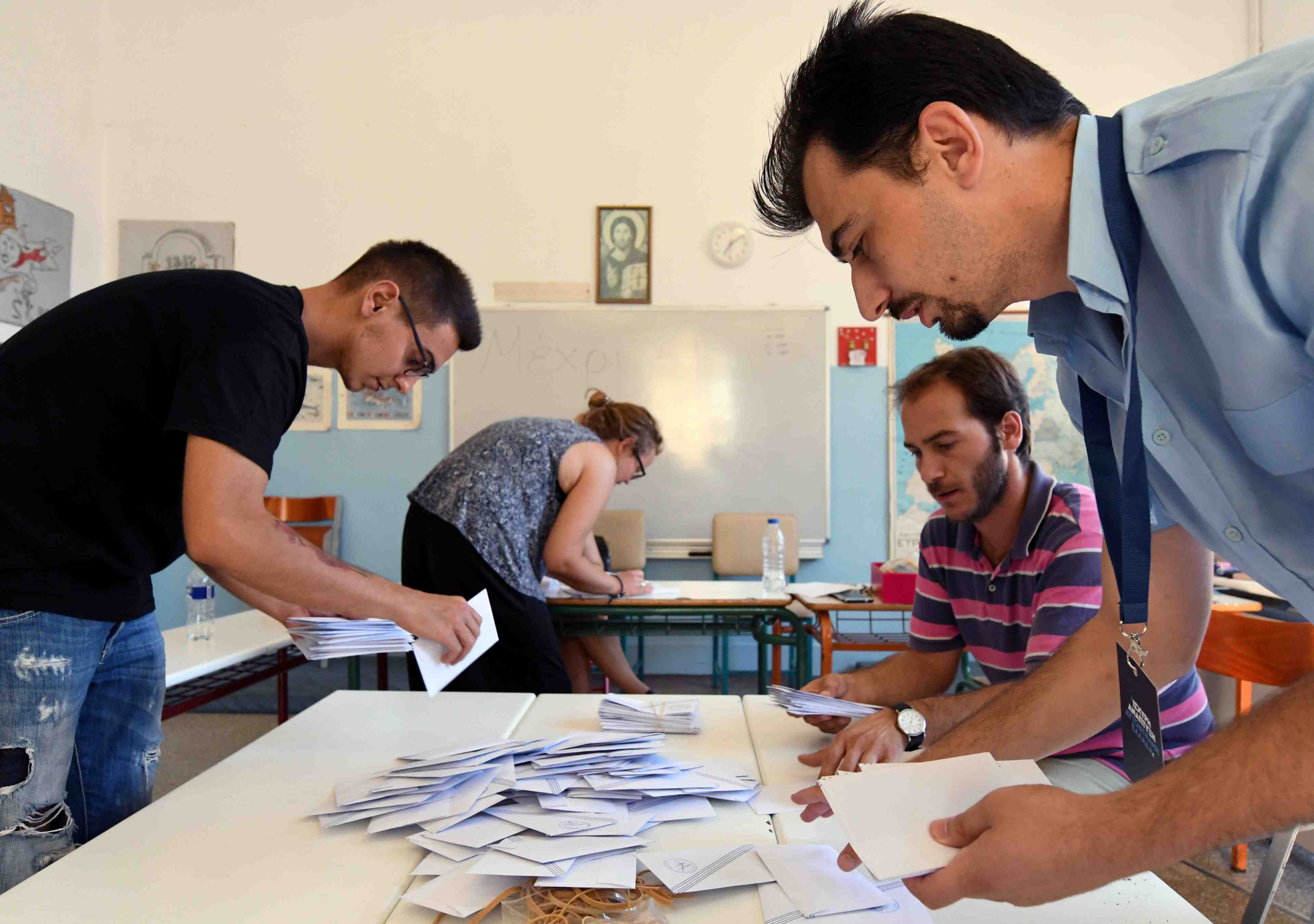 La droite grecque largement en tete aux elections, selon les projections