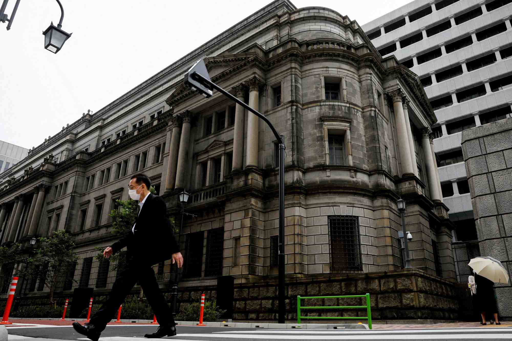 La banque du japon prolonge de deux jours ses achats illimites d'obligations