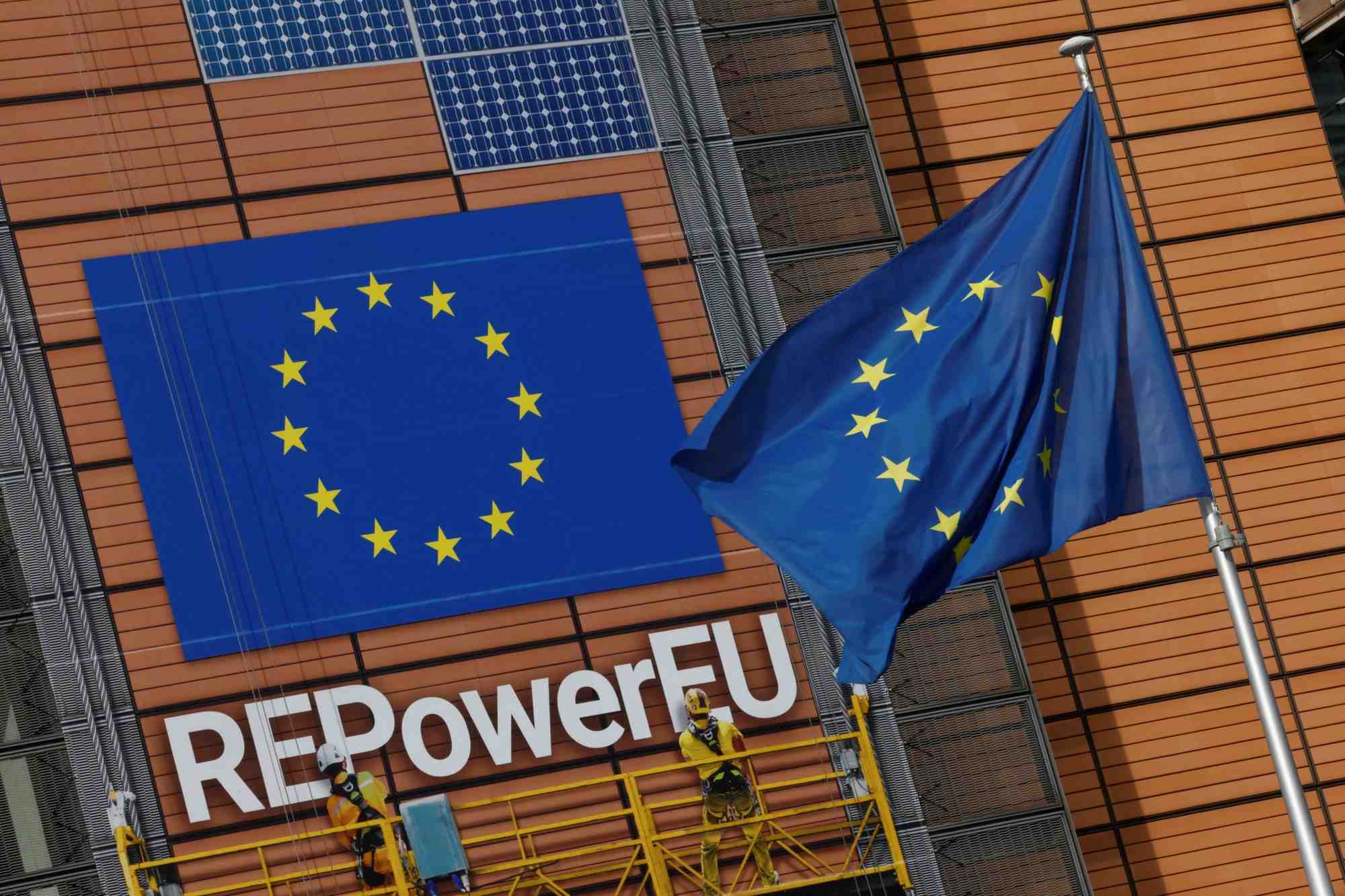Le drapeau de l'union europeenne flotte devant le siege de la commission europeenne a bruxelles
