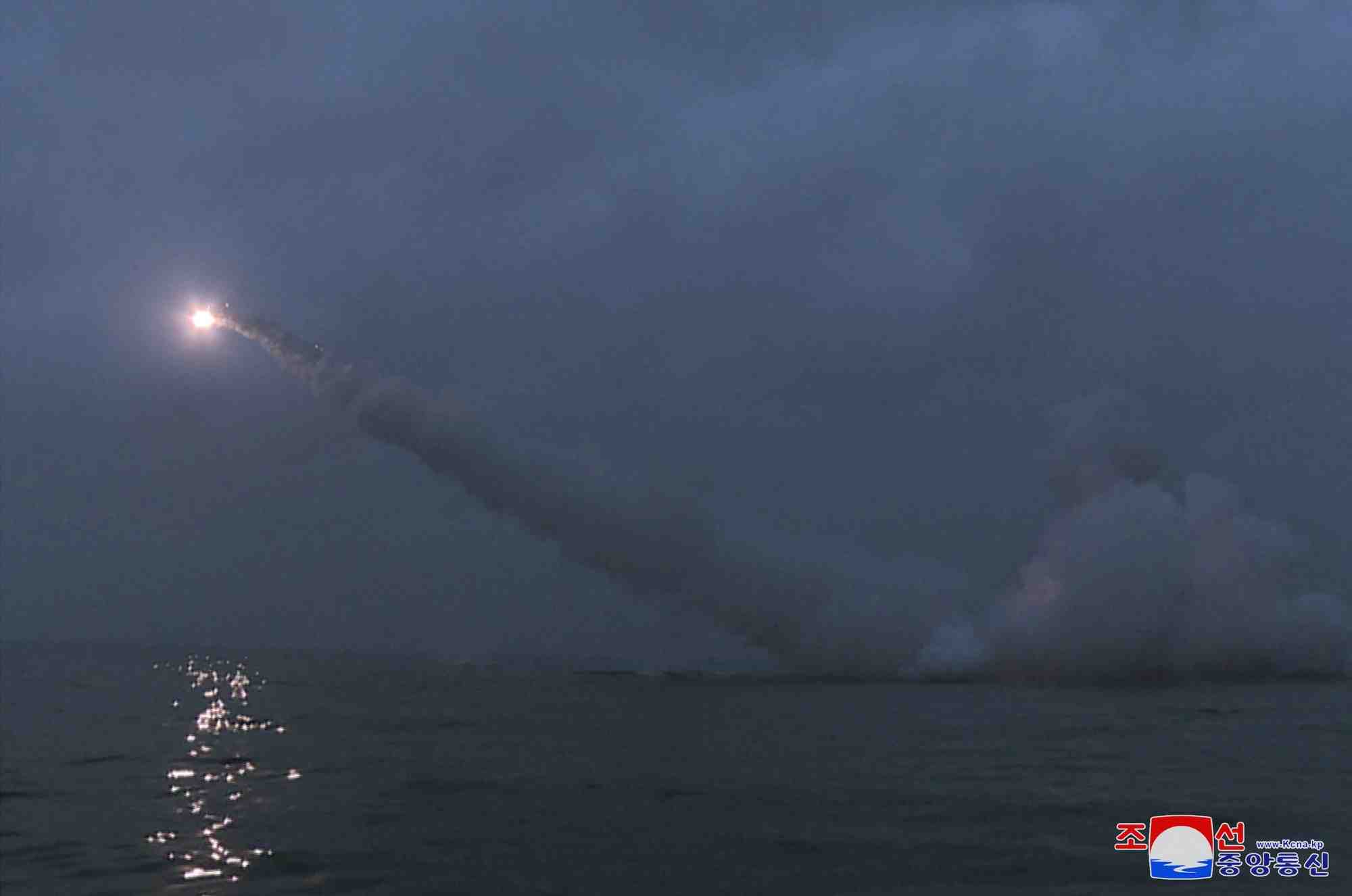 La coree du nord tire des missiles d'un sous-marin sur une cible sous-marine