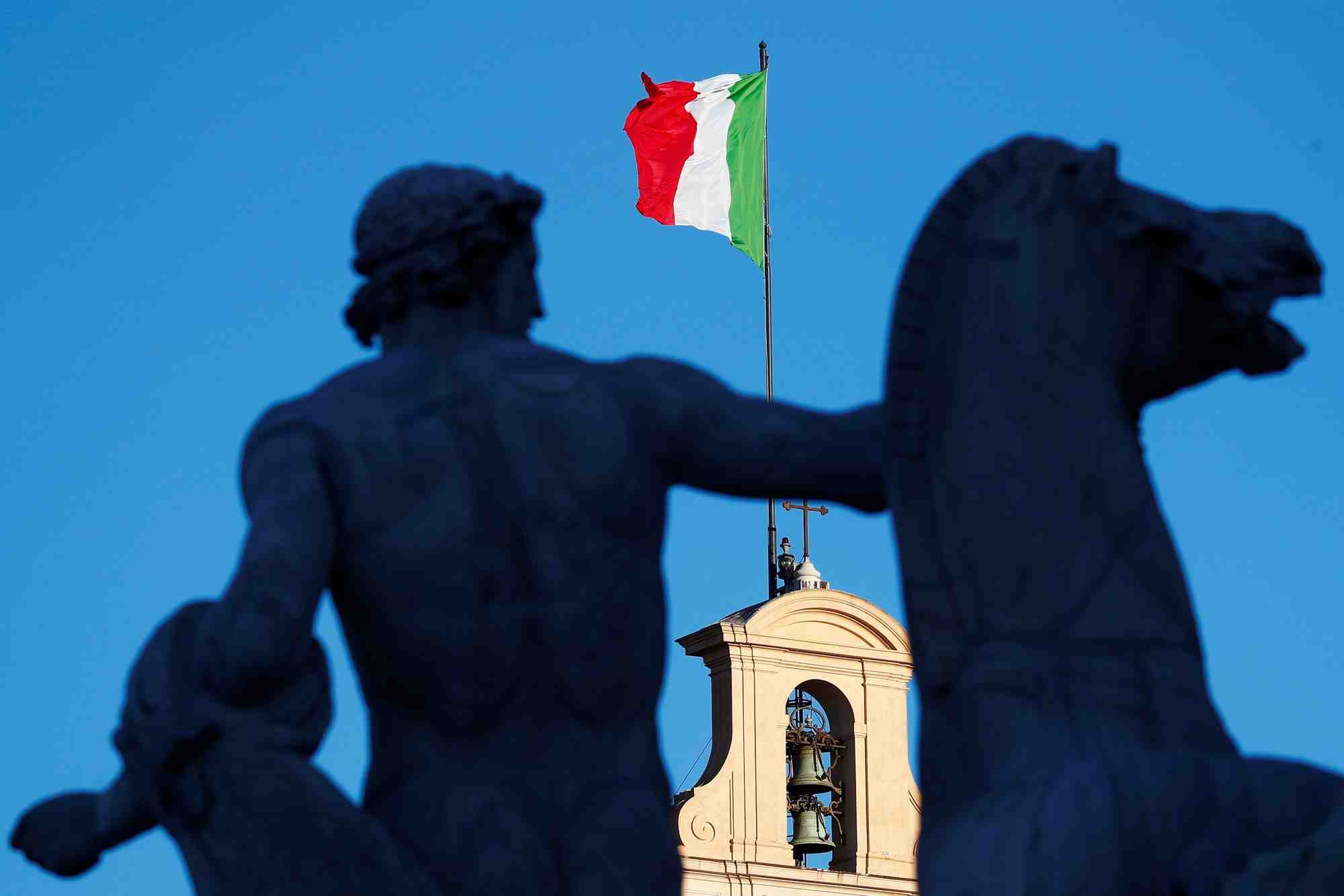 Photo d'un drapeau italien qui flotte sur le palais du quirinale a rome