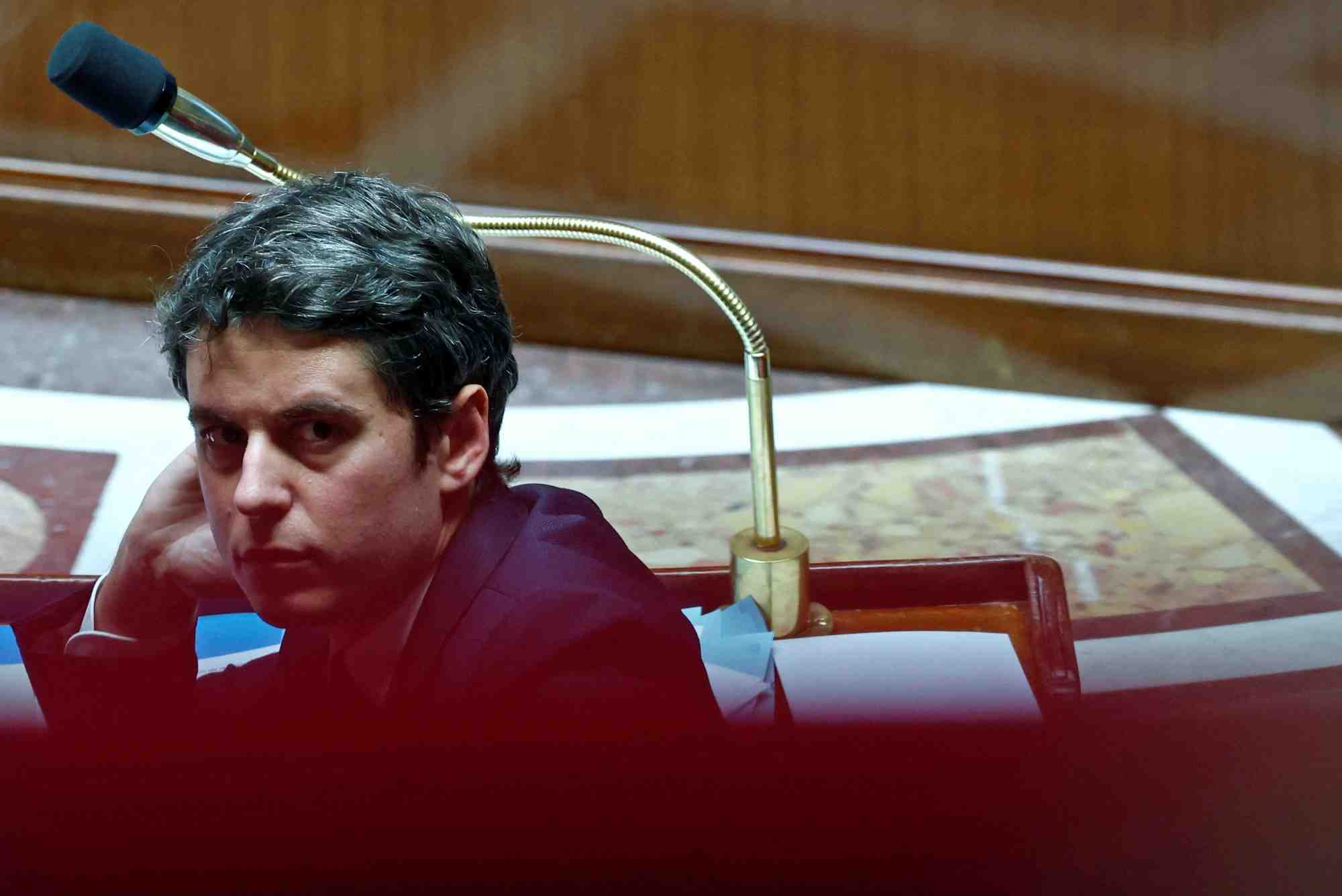 Le premier ministre repond aux questions du parlement a paris