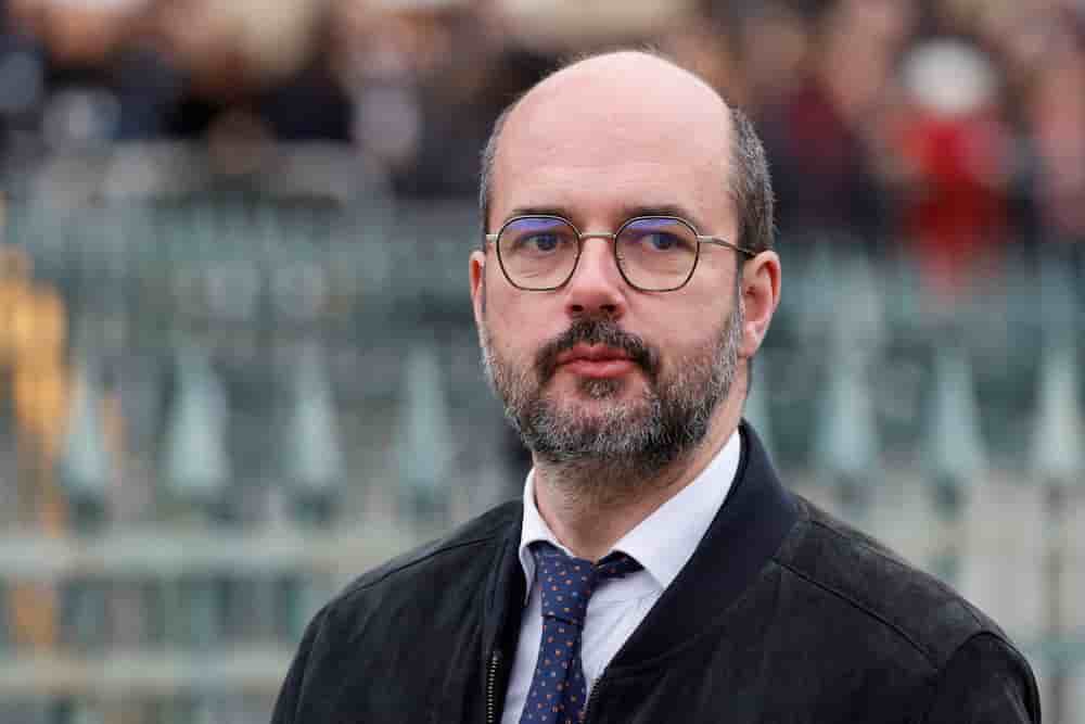 Ce grand spécialiste de la communication politique a posé des congés sans soldes pendant le prochain mois.