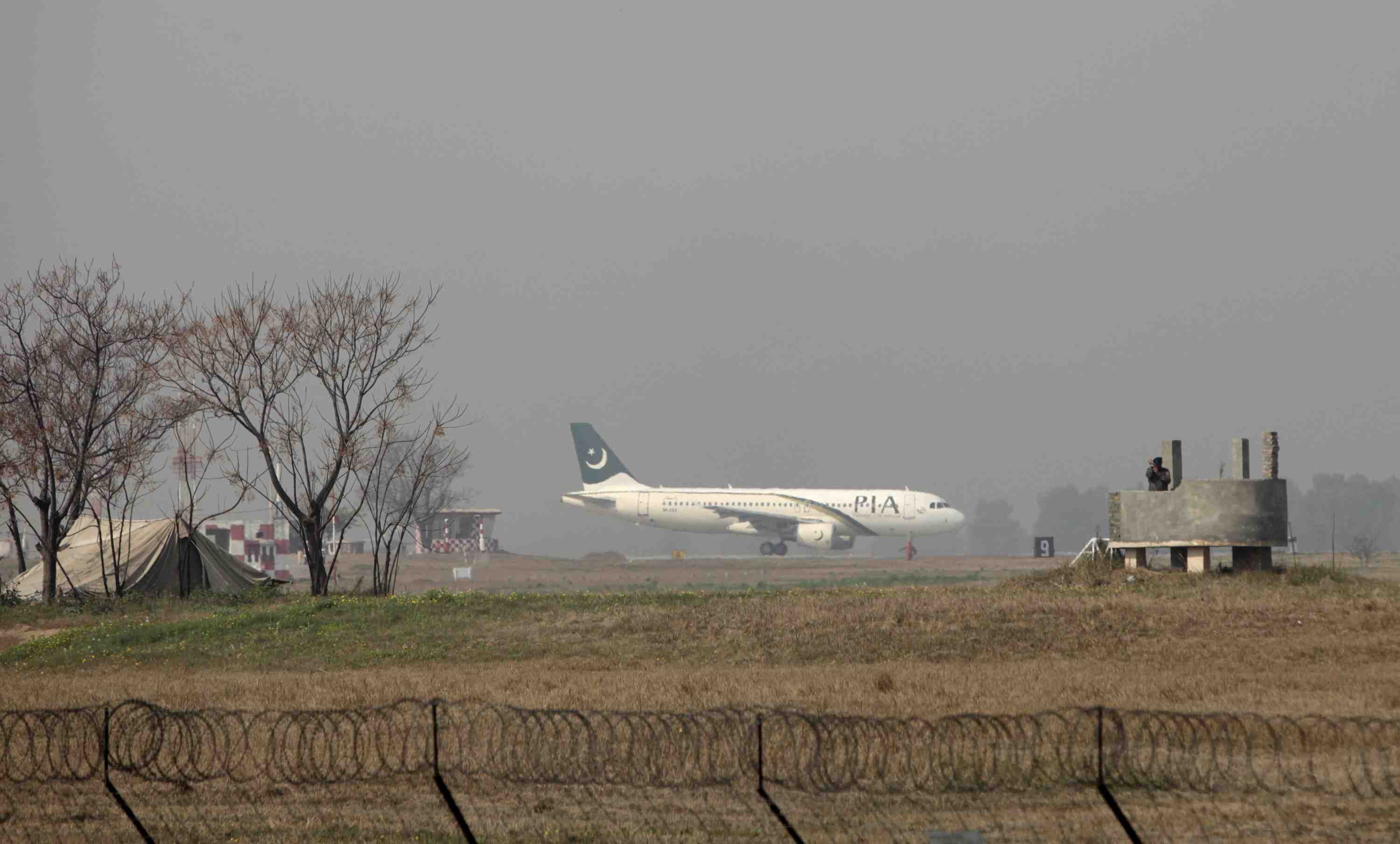 Un vol commercial de pakistan airlines atterrit a kaboul