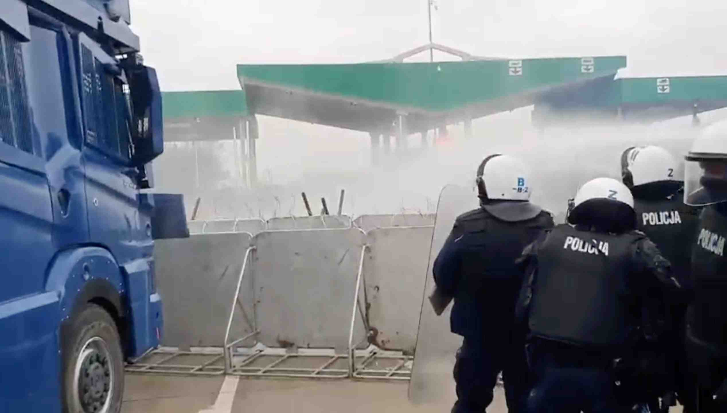 La pologne utilise des canons a eau contre les migrants a la frontiere bielorusse