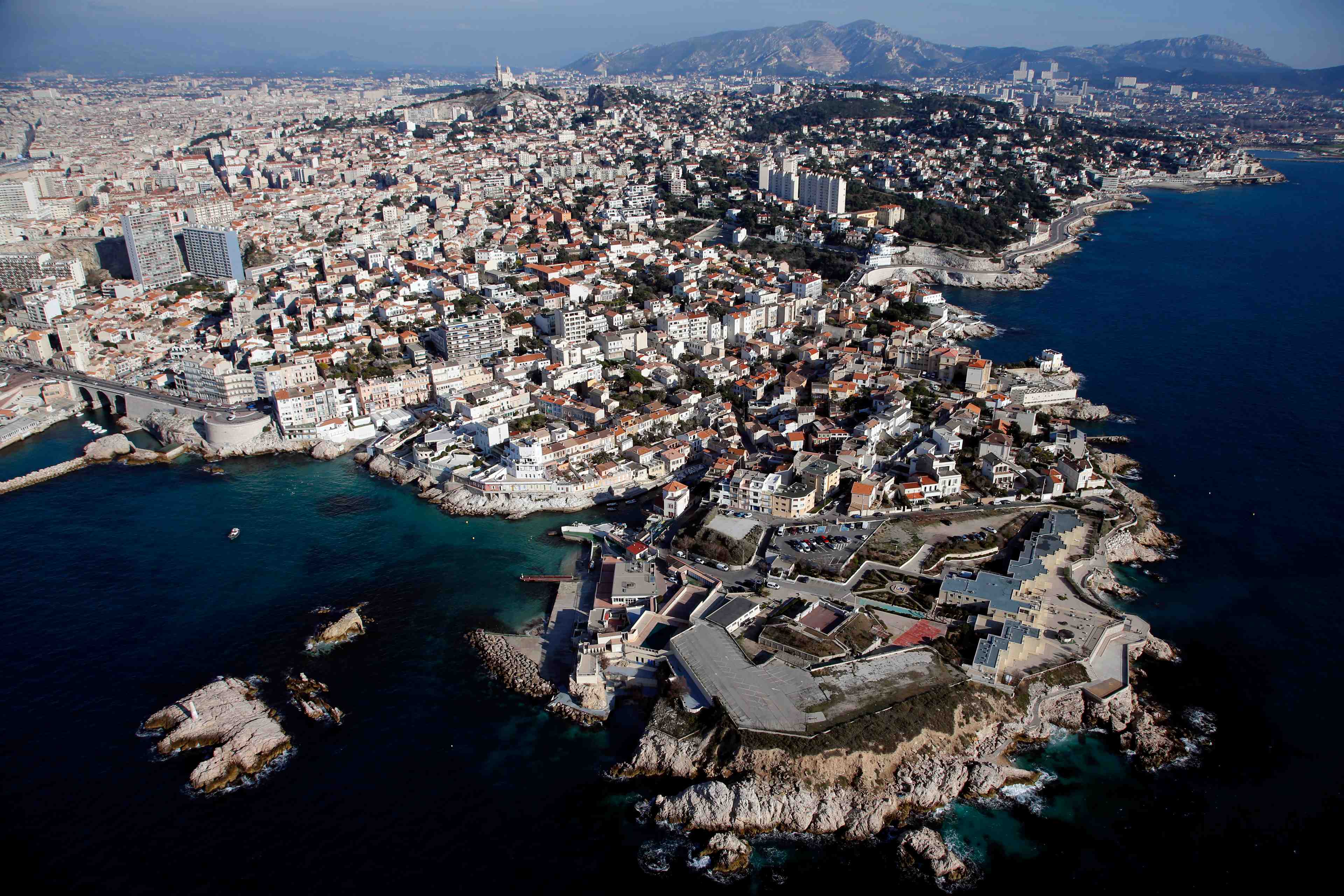 Un policier blesse dans une attaque au couteau a marseille