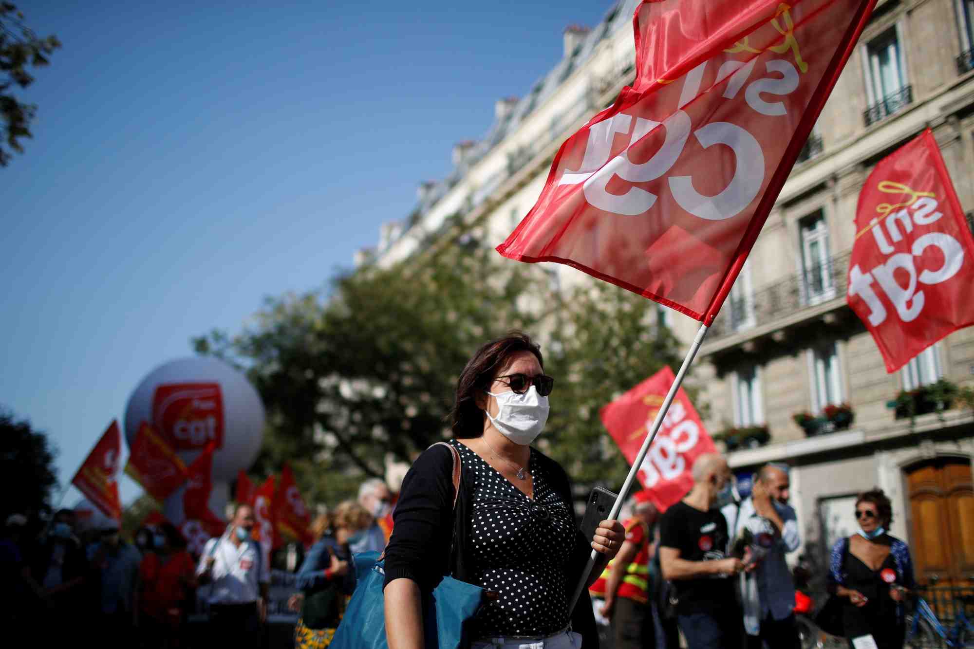 Photo d'archive de manifestants avec des drapeaux du syndicat cgt lors d'une manifestation