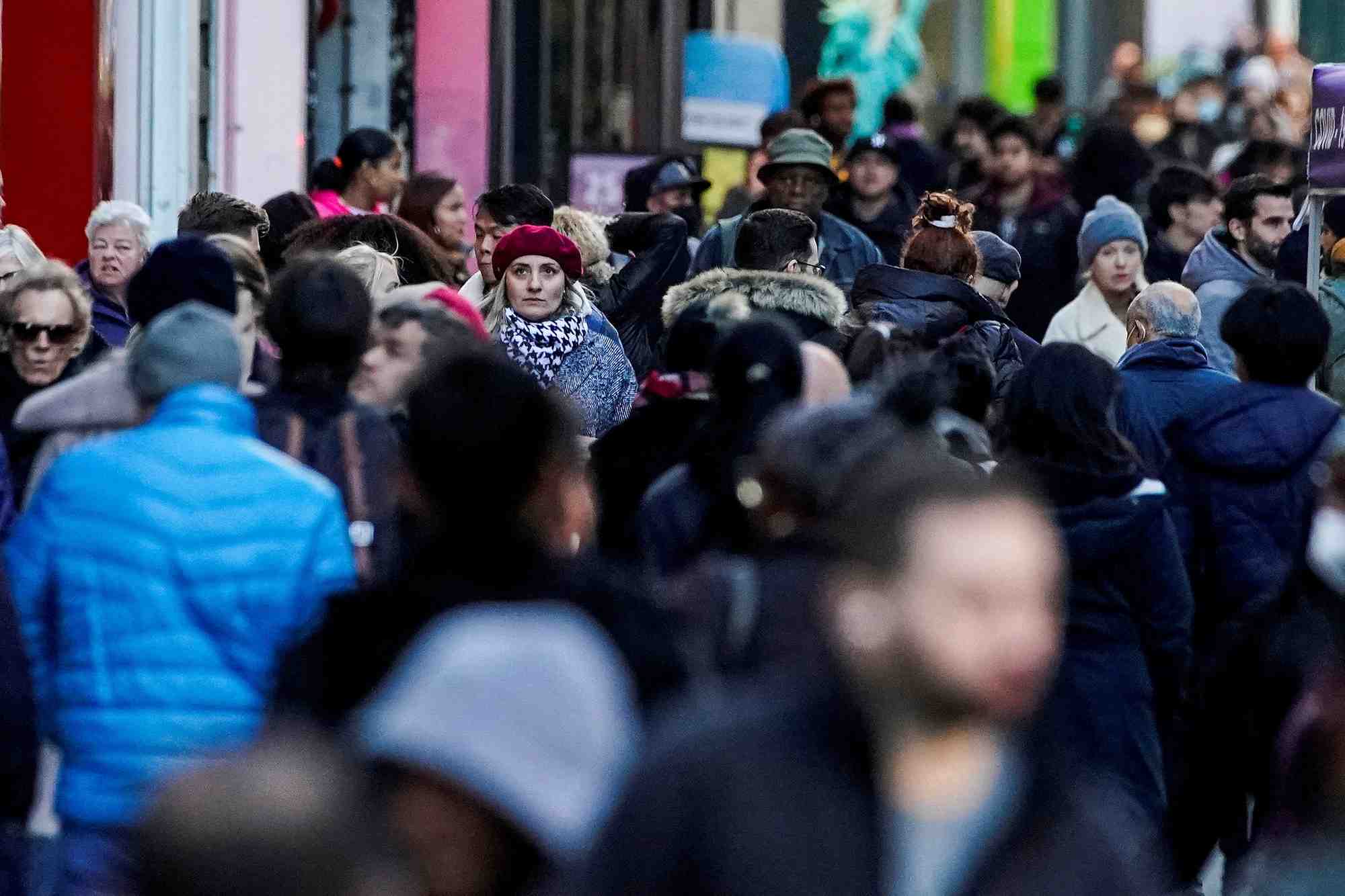 Des gens marchent dans une rue de new york