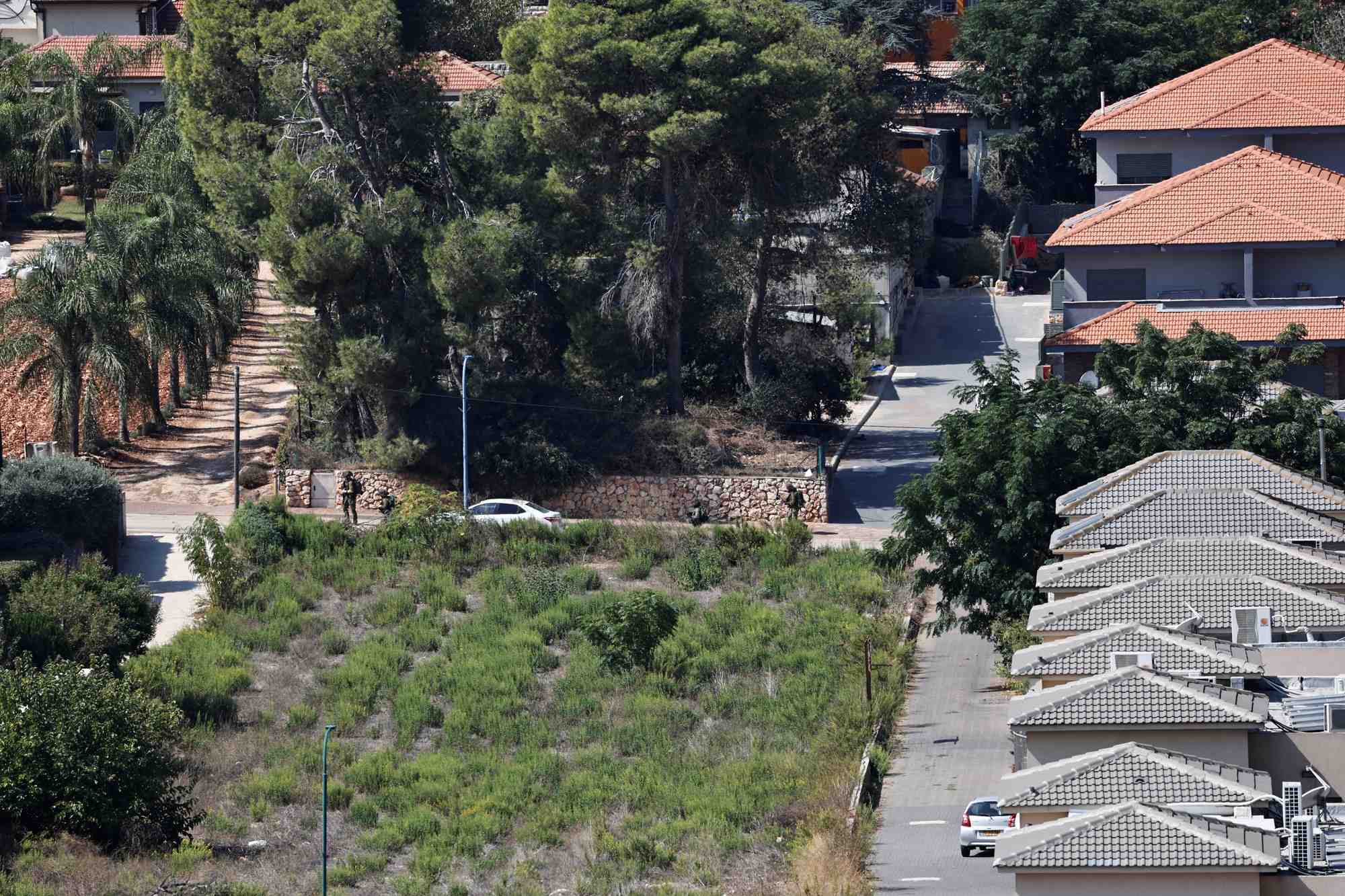 Des soldats israeliens patrouillent dans le village de metula
