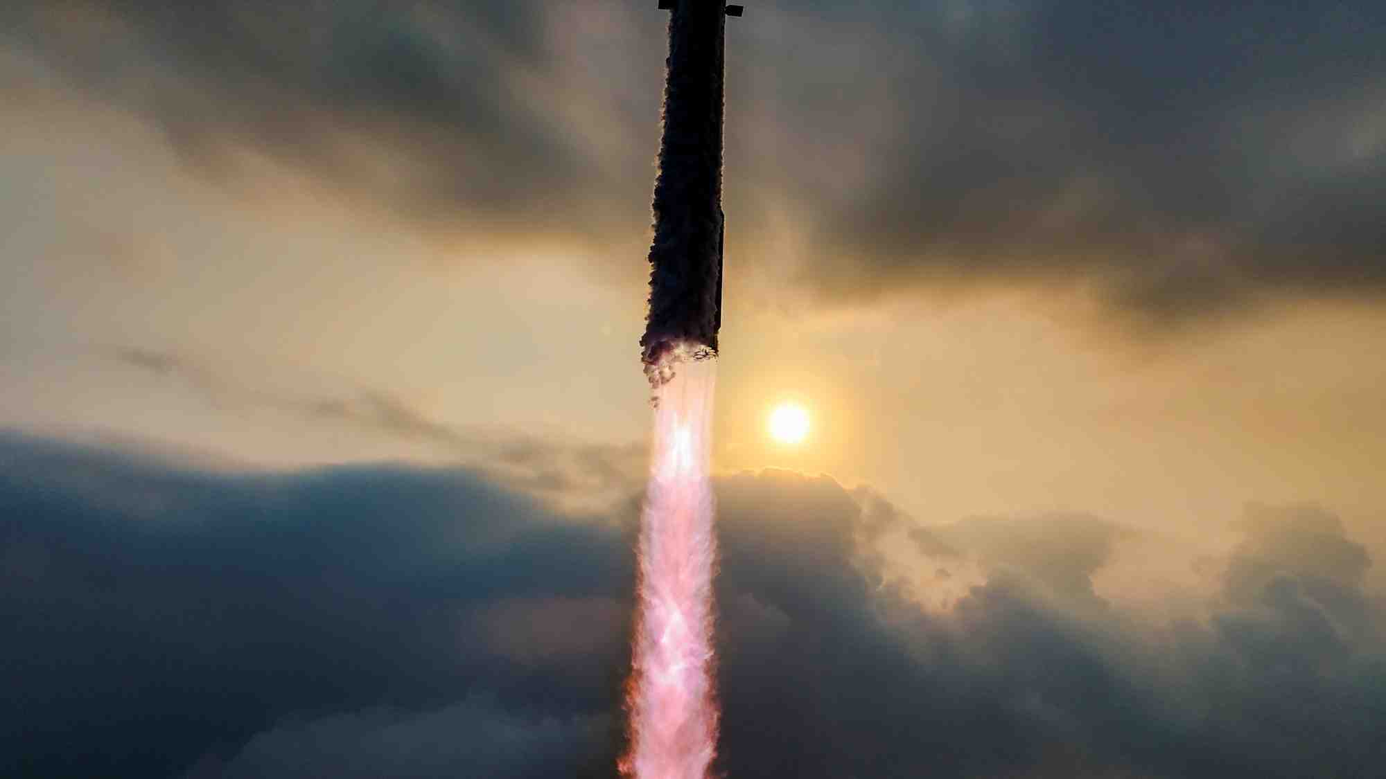 Le starship de spacex effectue son quatrieme vol d'essai depuis la base de lancement de boca chica, pres de brownsville
