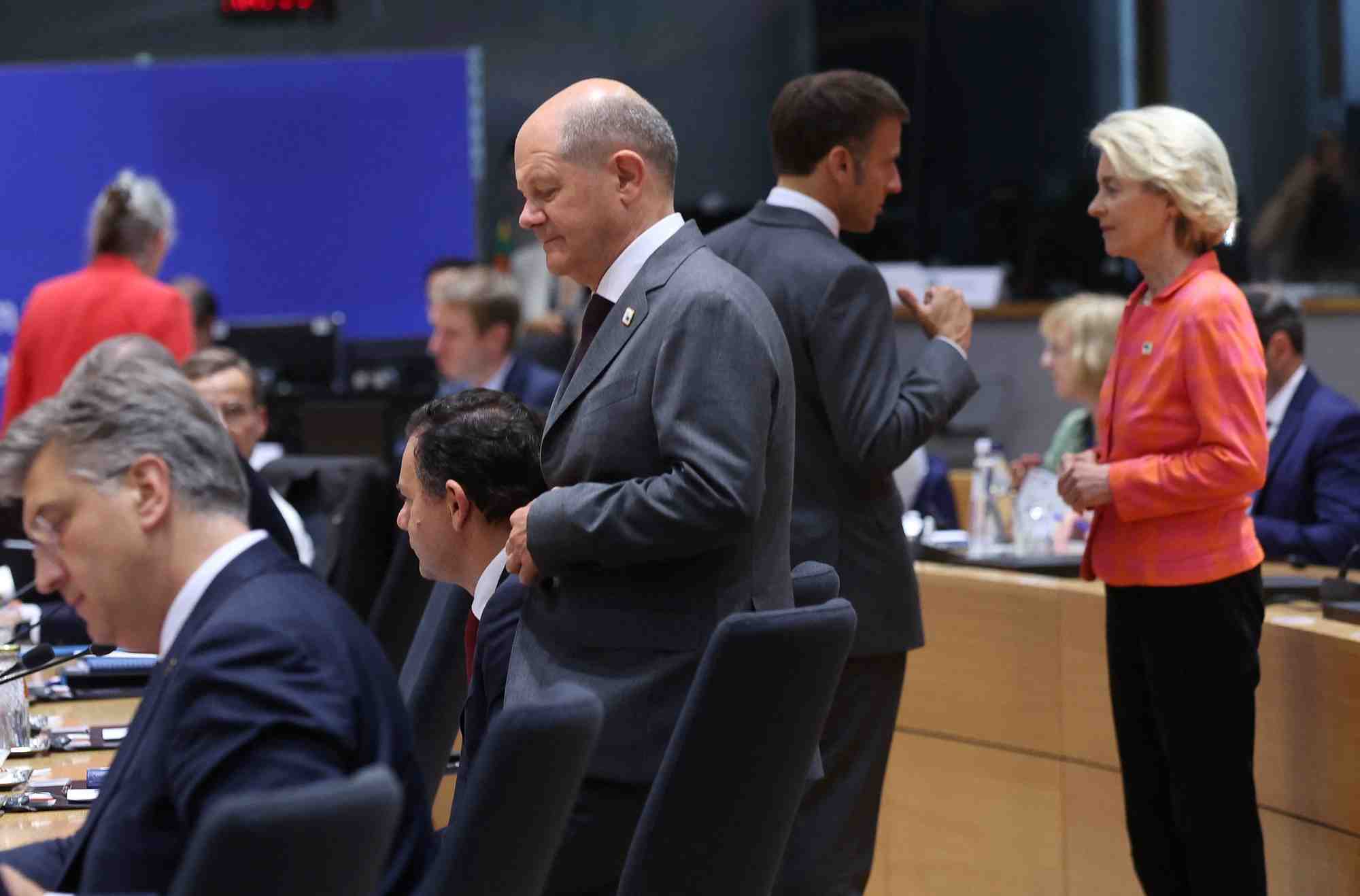 Le chancelier allemand olaf scholz, le president francais emmanuel macron et la presidente de la commission europeenne ursula von der leyen assistent a la reunion du conseil europeen a bruxelles