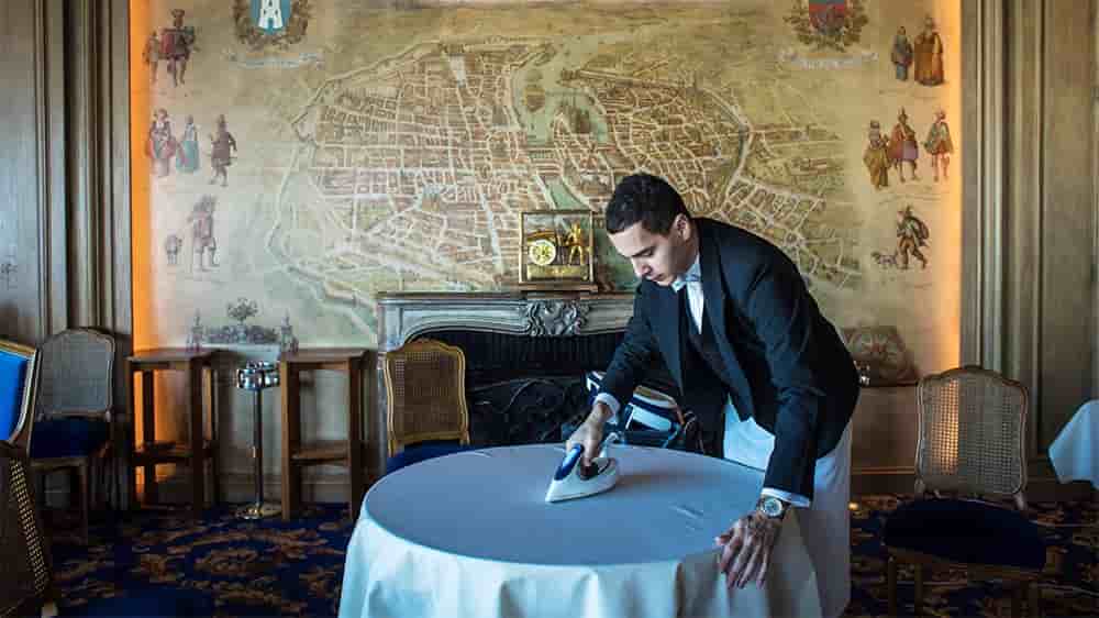 À la Tour d’Argent, restaurant gastronomique qui surplombe la Seine, les nappes donnent la mesure du poids du rituel.