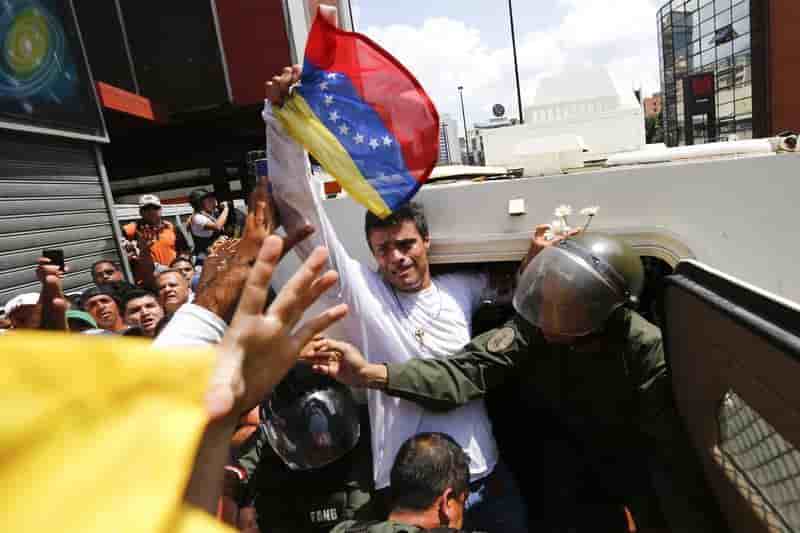 L'opposant vénézuélien Leopoldo Lopez se rend à la police