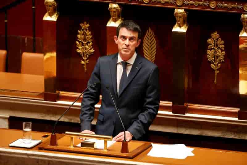 Manuel valls invite les elus "forts et unis" a reviser la constitution
