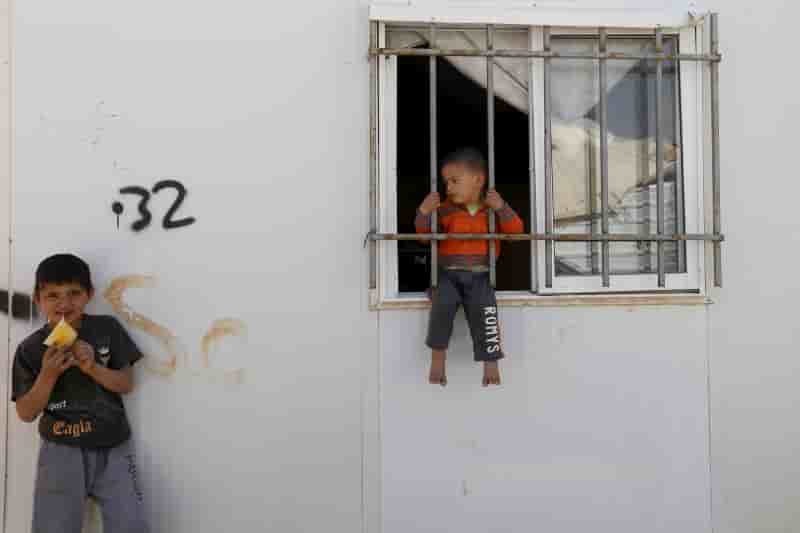 Enfants d'une syrie en guerre, refugies, soldats ou morts