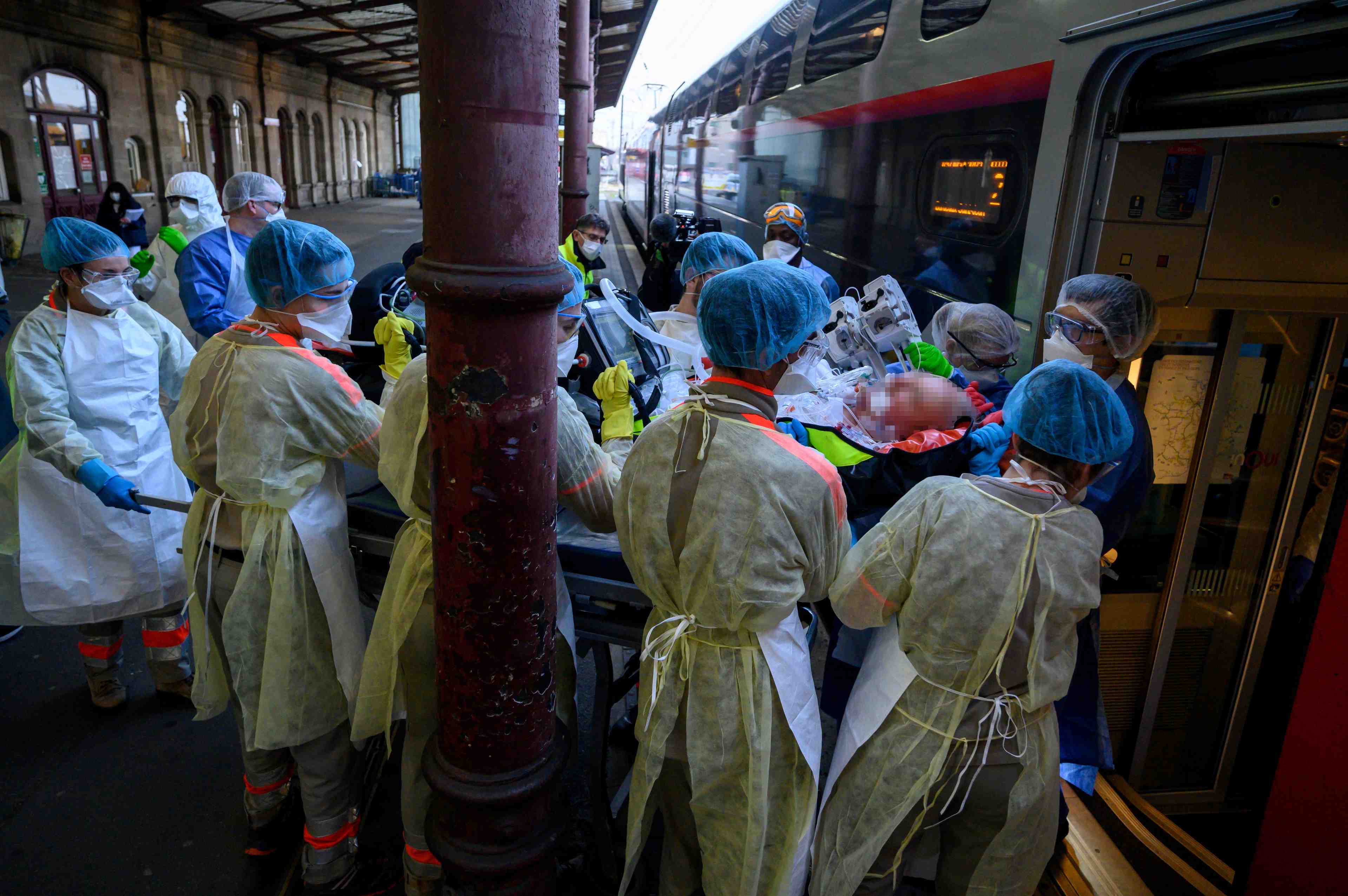 Coronavirus: deux tgv transferent des malades parisiens vers la bretagne