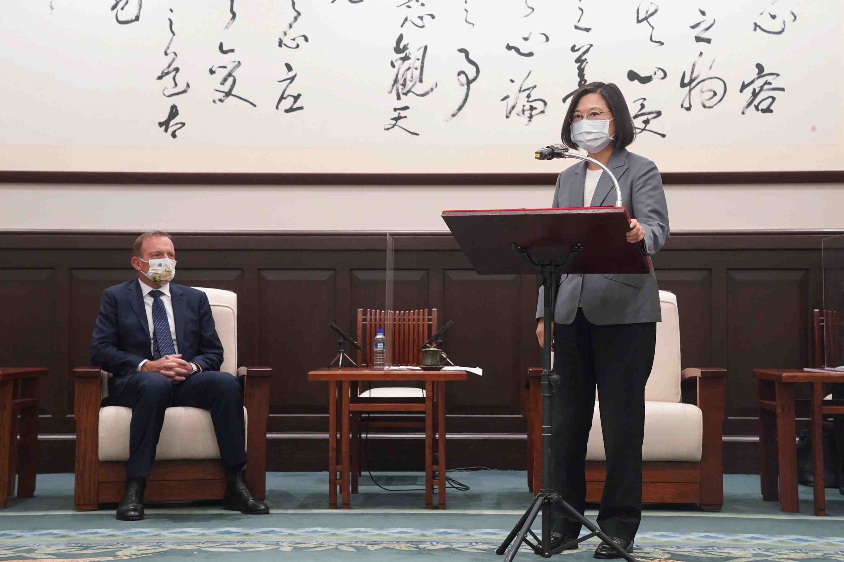 Taiwan garantira la stabilite regionale, dit la presidente a des senateurs francais