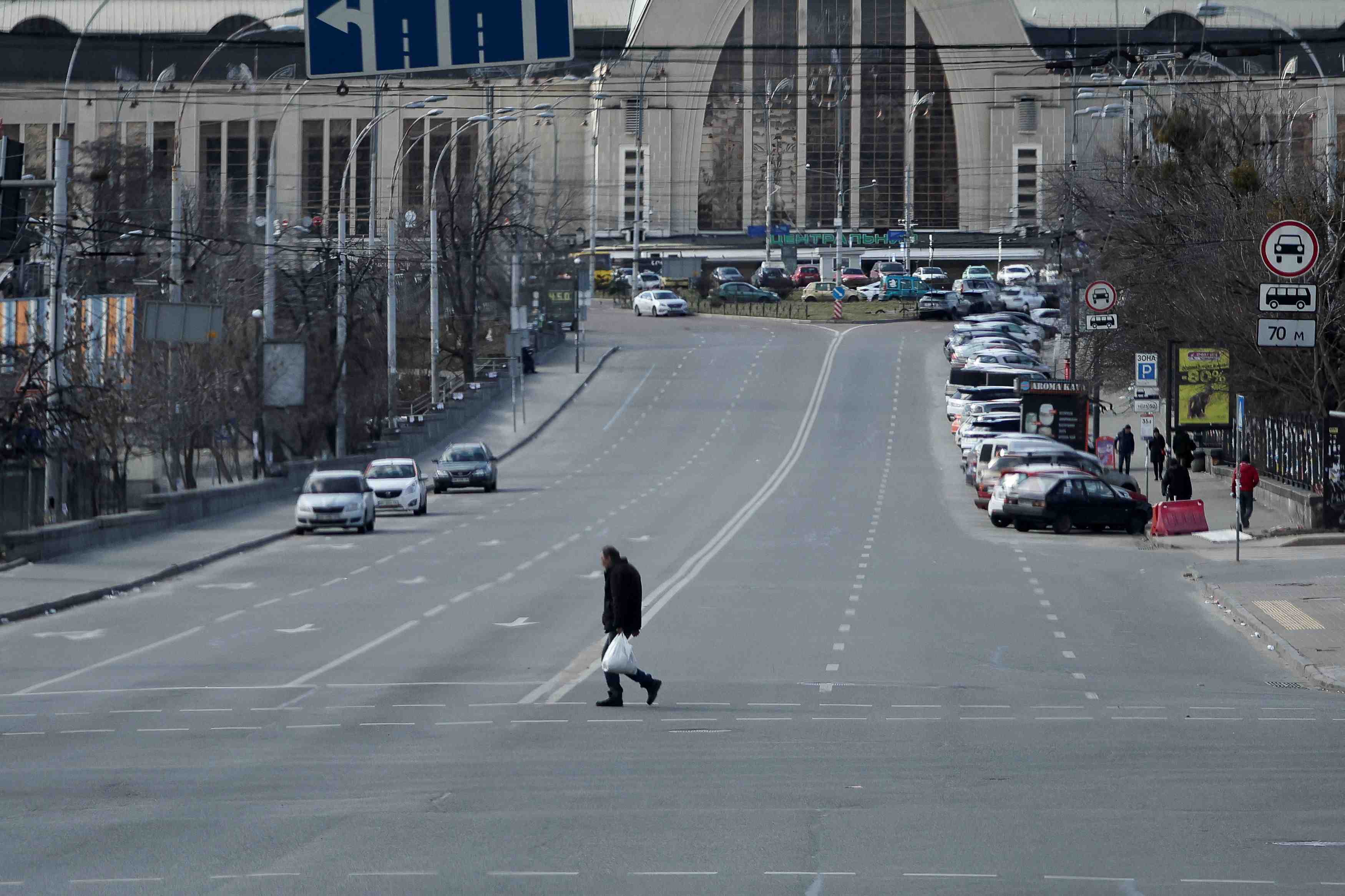 L'ukraine jure de resister aux forces russes, l'occident durcit ses sanctions
