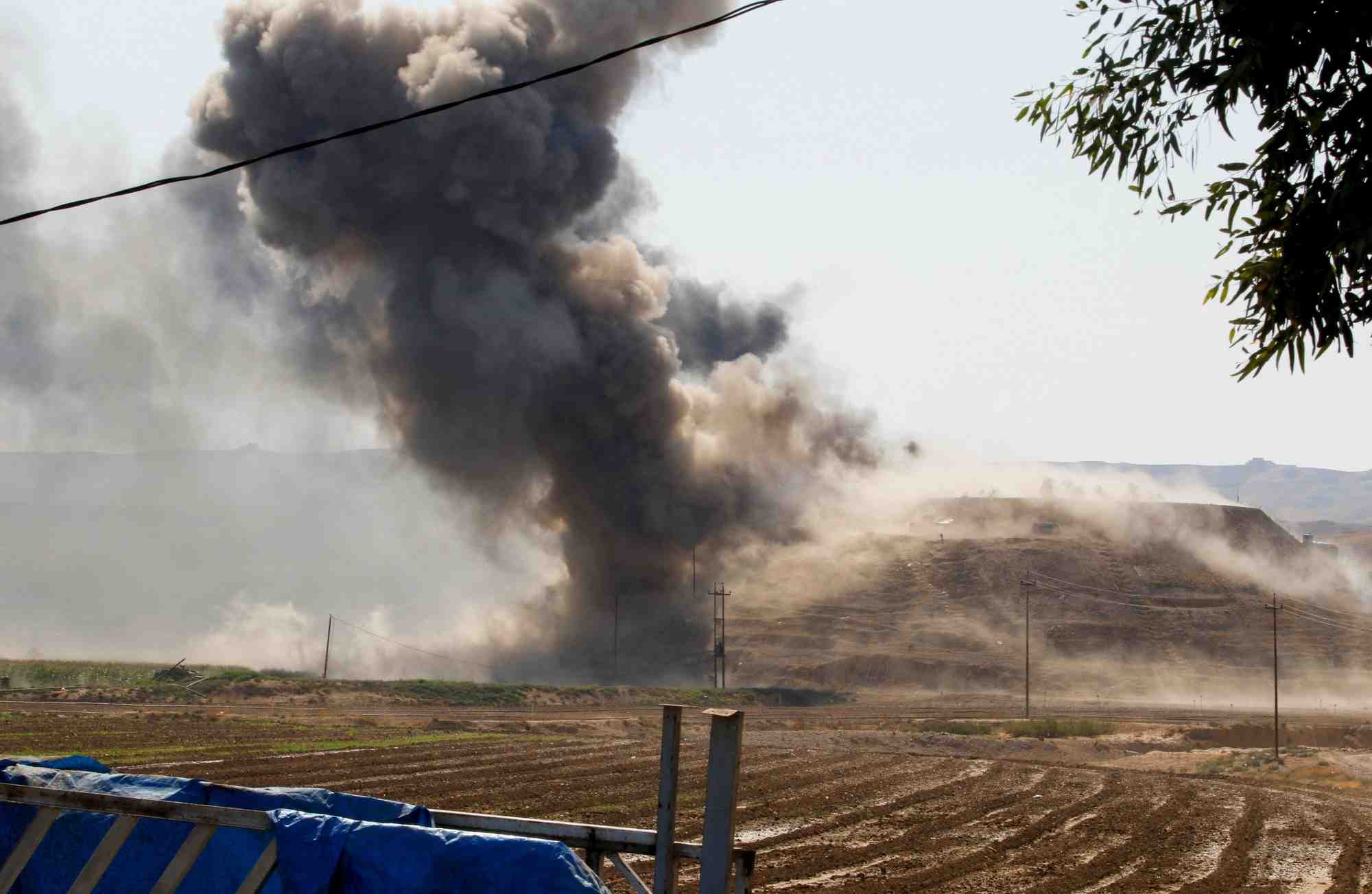 De la fumee s'eleve du siege du parti democratique kurde du kurdistan irakien