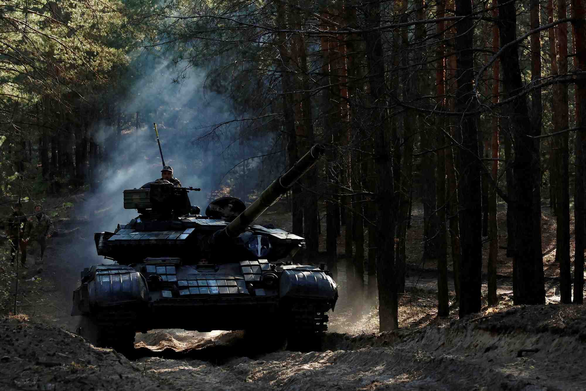 Des soldats ukrainiens conduisent un char russe capture dans la region de kupiansk, en ukraine