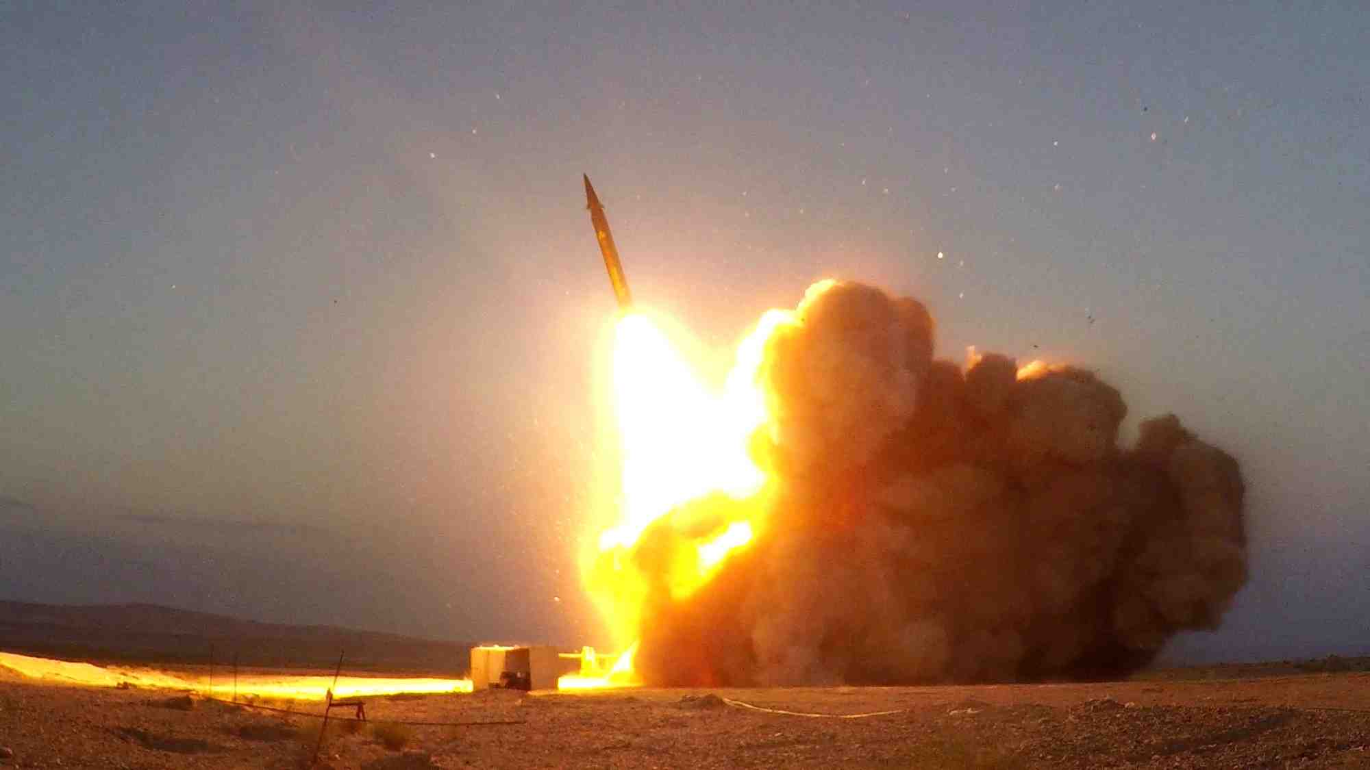 Lancement d'un missile dans un endroit inconnu, en iran