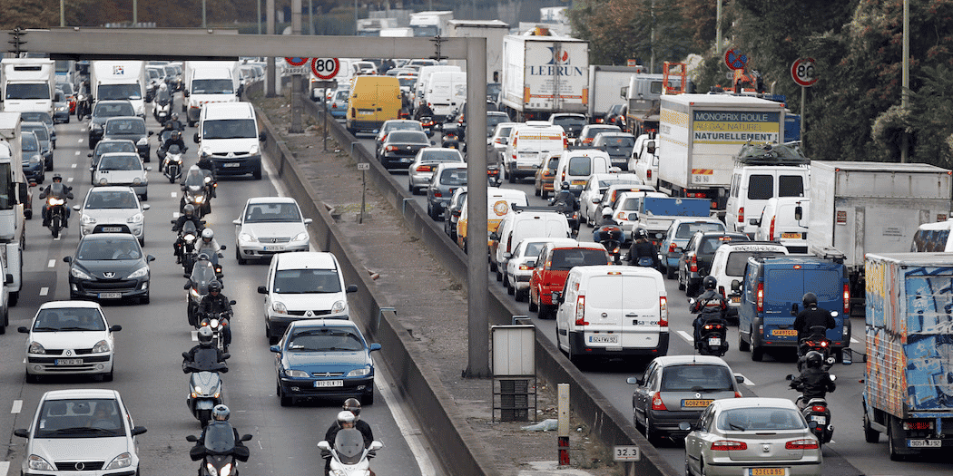 Les zones présentant les plus hauts niveaux de pollution de l’air sont, sans surprise, celles situées aux alentours des grands axes de circulation.
