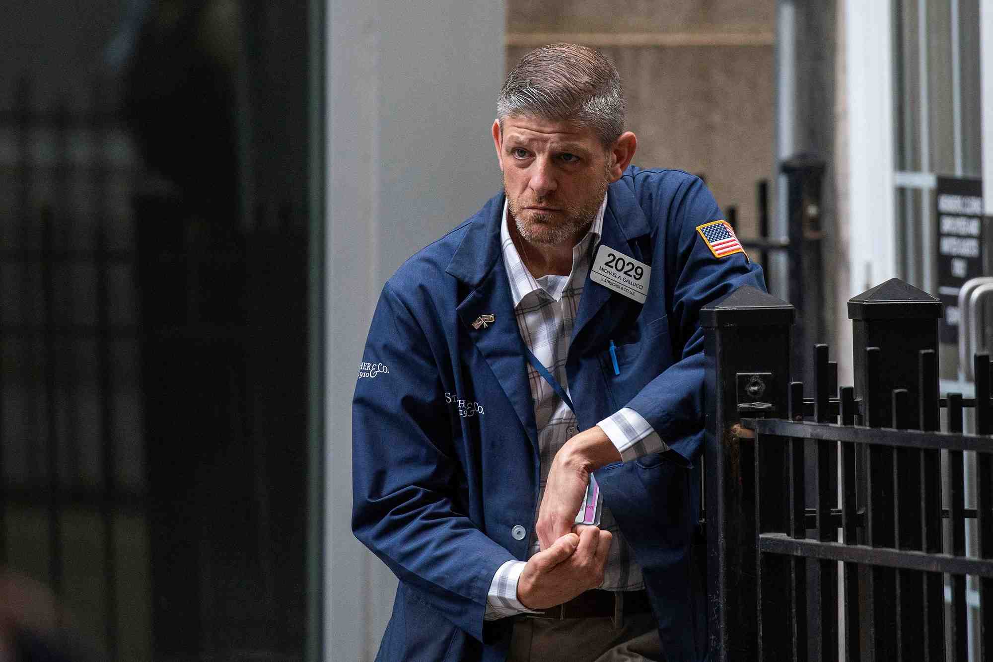 Un trader se repose a l'exterieur du new york stock exchange