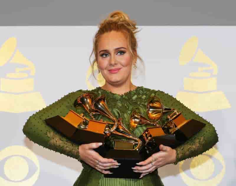 Adele remporte cinq grammys et devance beyonce