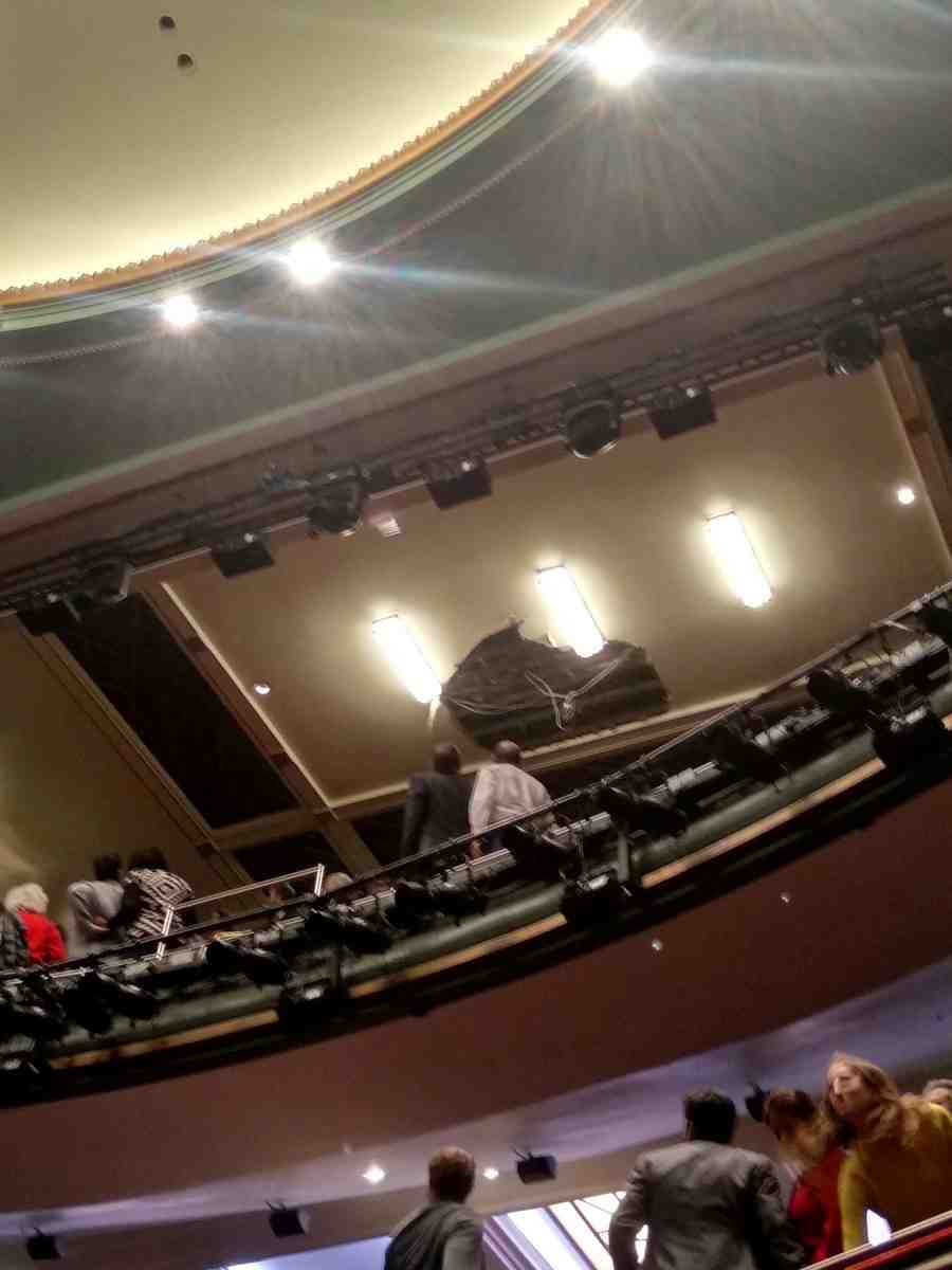 Une representation theatrale a londres suspendue apres la chute d'un plafond