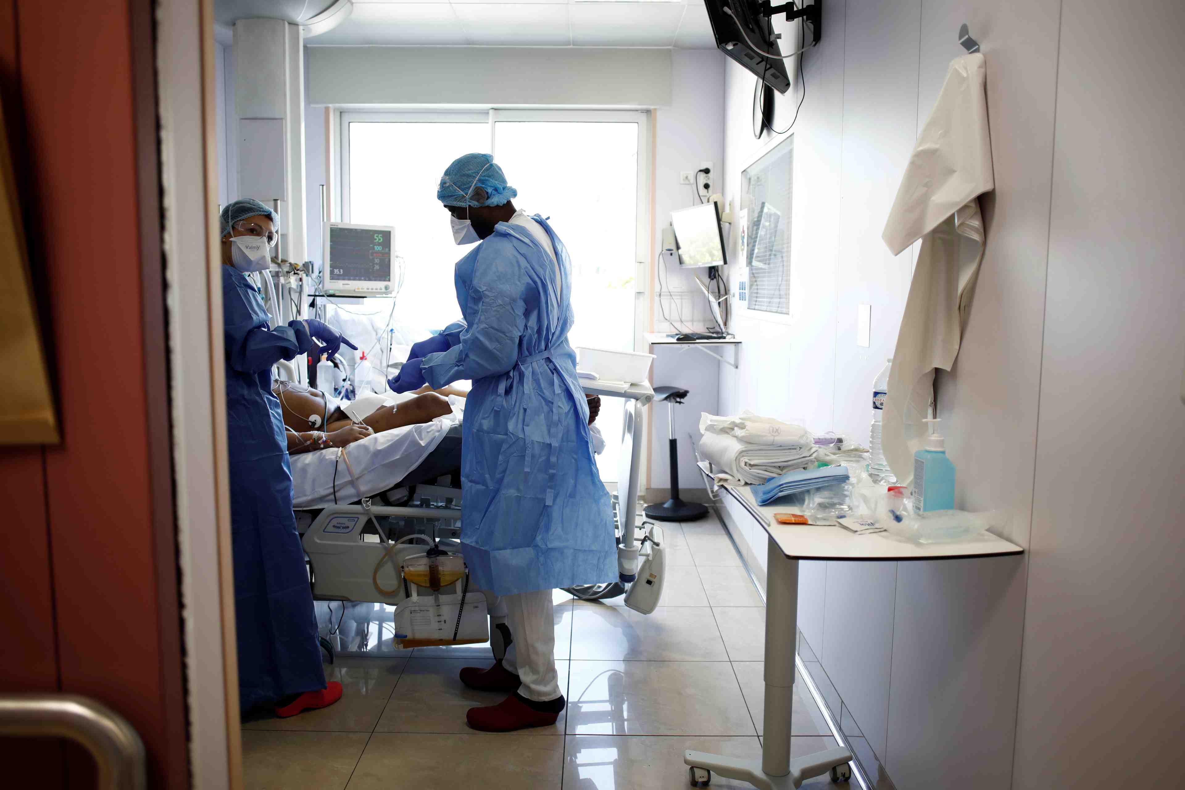 Coronavirus: le nombre de deces diminue en france, les cas graves ralentissent