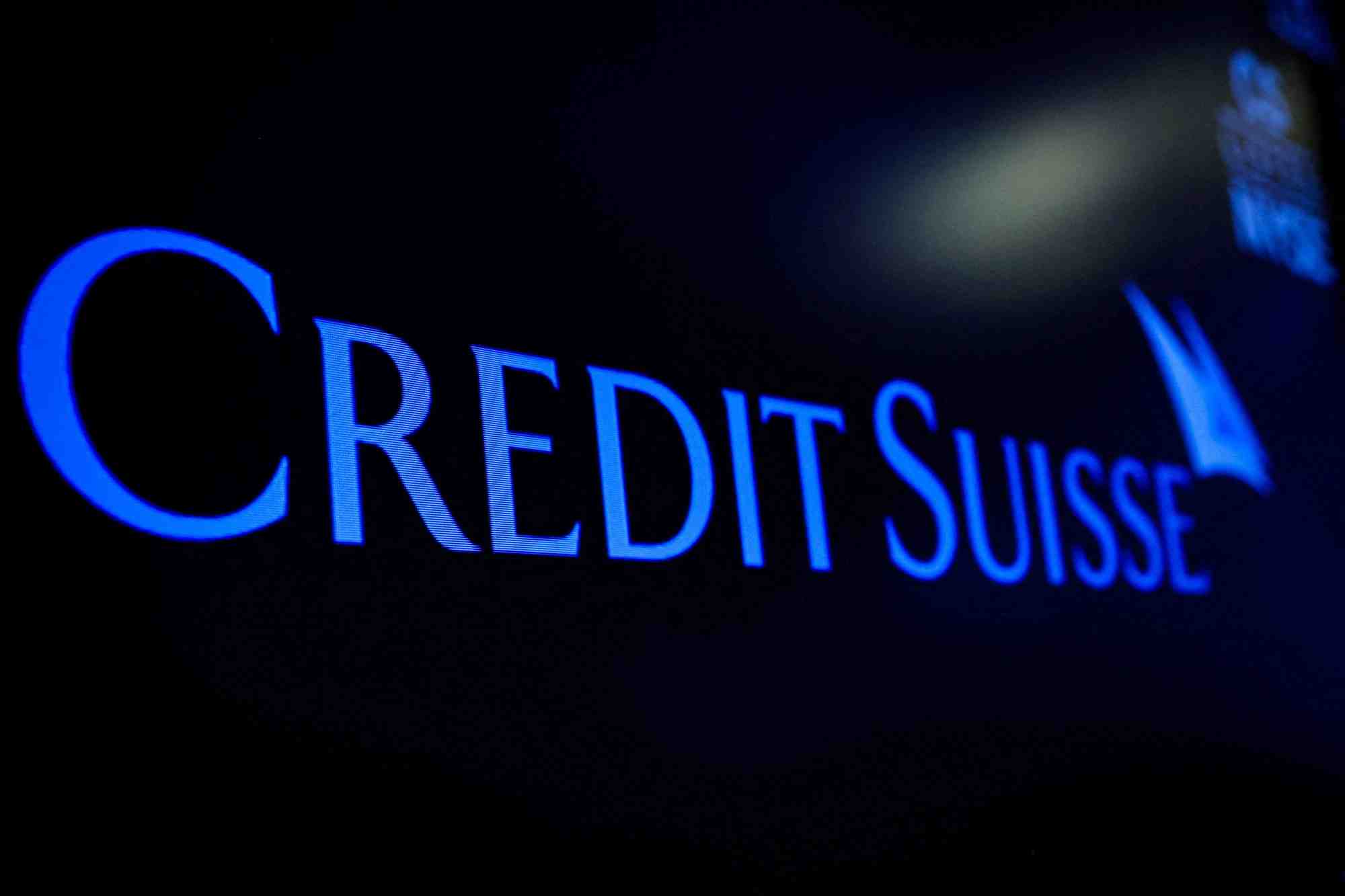 Photo d'archives du logo de credit suisse visible sur le parquet de la bourse de new york