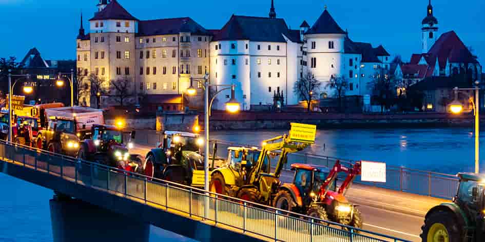 Le 8 janvier, tracteurs traversant l’Elbe devant le château de Hartenfels (Saxe), dans l’est de l’Allemagne.